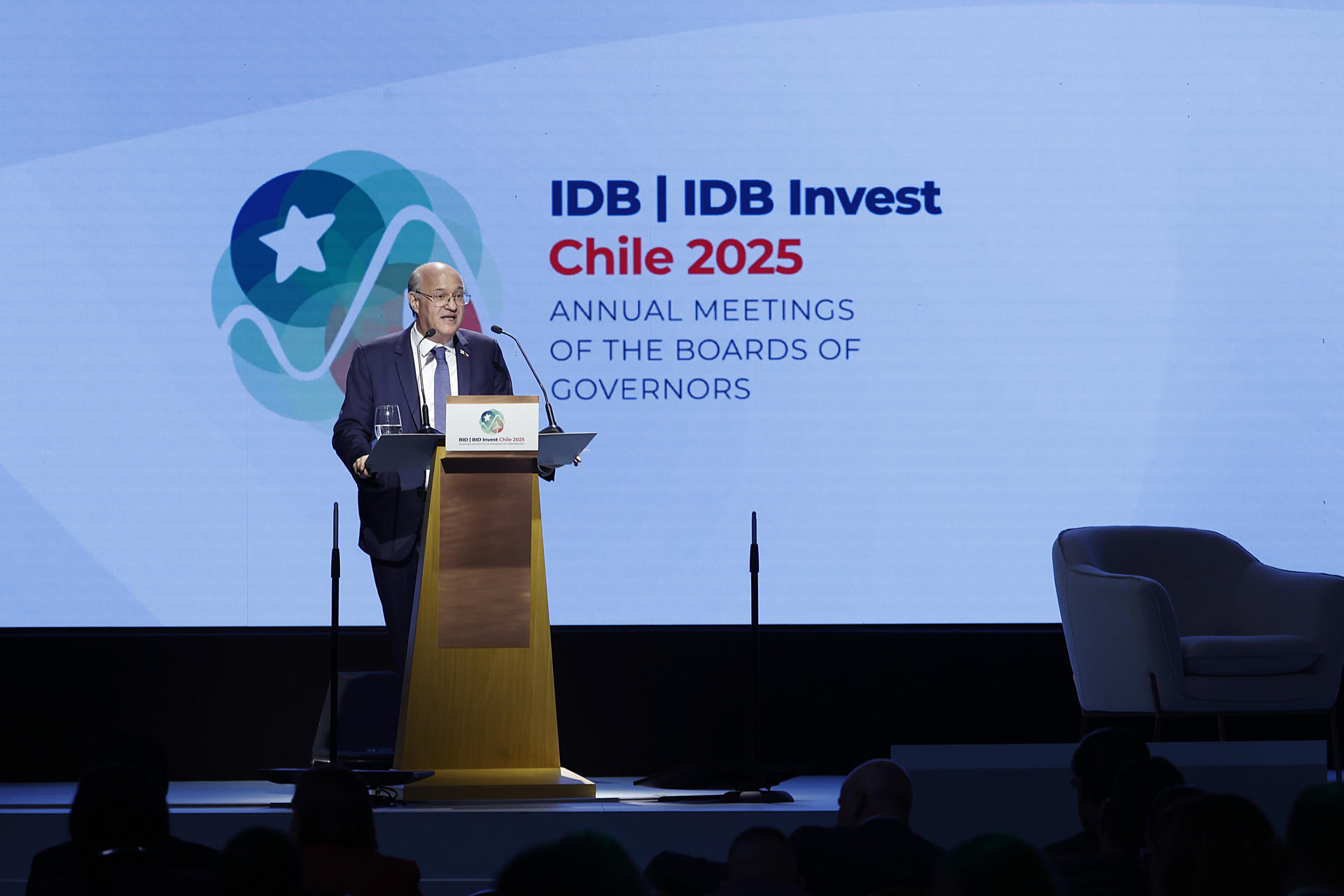 El presidente del Banco Interamericano de Desarrollo (BID), Ilan Goldfajn, habla en el marco de la iniciativa BID, 'Ampliar la atención de calidad para impulsar el crecimiento y reducir la desigualdad', durante la segunda jornada de las Asambleas Anuales de Gobernadores del BID y de BID Invest 2025 en Santiago (Chile). EFE/ Elvis González