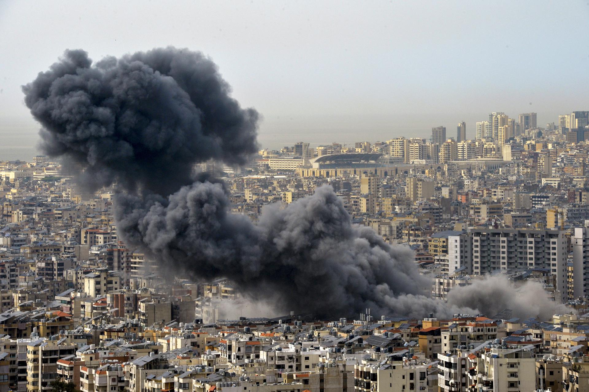Se ve humo saliendo de los edificios en Dahieh, al sur de Beirut, Líbano, 28 de marzo de 2025. Al menos dos misiles impactaron un edificio en la zona de Hadath, que fue destruido por el ataque tras una advertencia militar israelí anterior el 28 de marzo, según la Agencia Nacional de Noticias del Líbano (NNA). (Líbano) EFE/EPA/WAEL HAMZEH