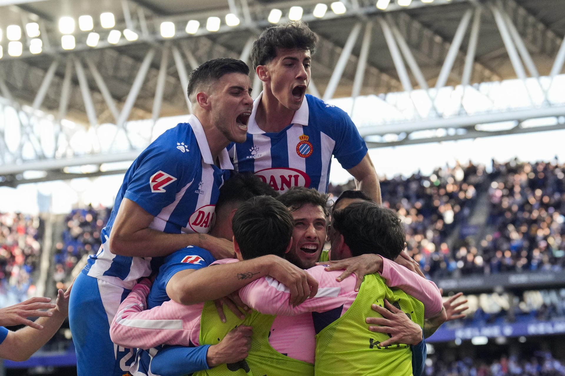 -Los jugadores del RCD Espanyol celebran el gol de Javier Puado contra el Atlético de Madrid, durante el partido de la jornada 29 de LaLiga entre el RCD Espanyol y el Atlético de Madrid, este sábado en el RCDE Stadium en Cornellá de Llobregat (Barcelona).- EFE/ Alejandro Garcia