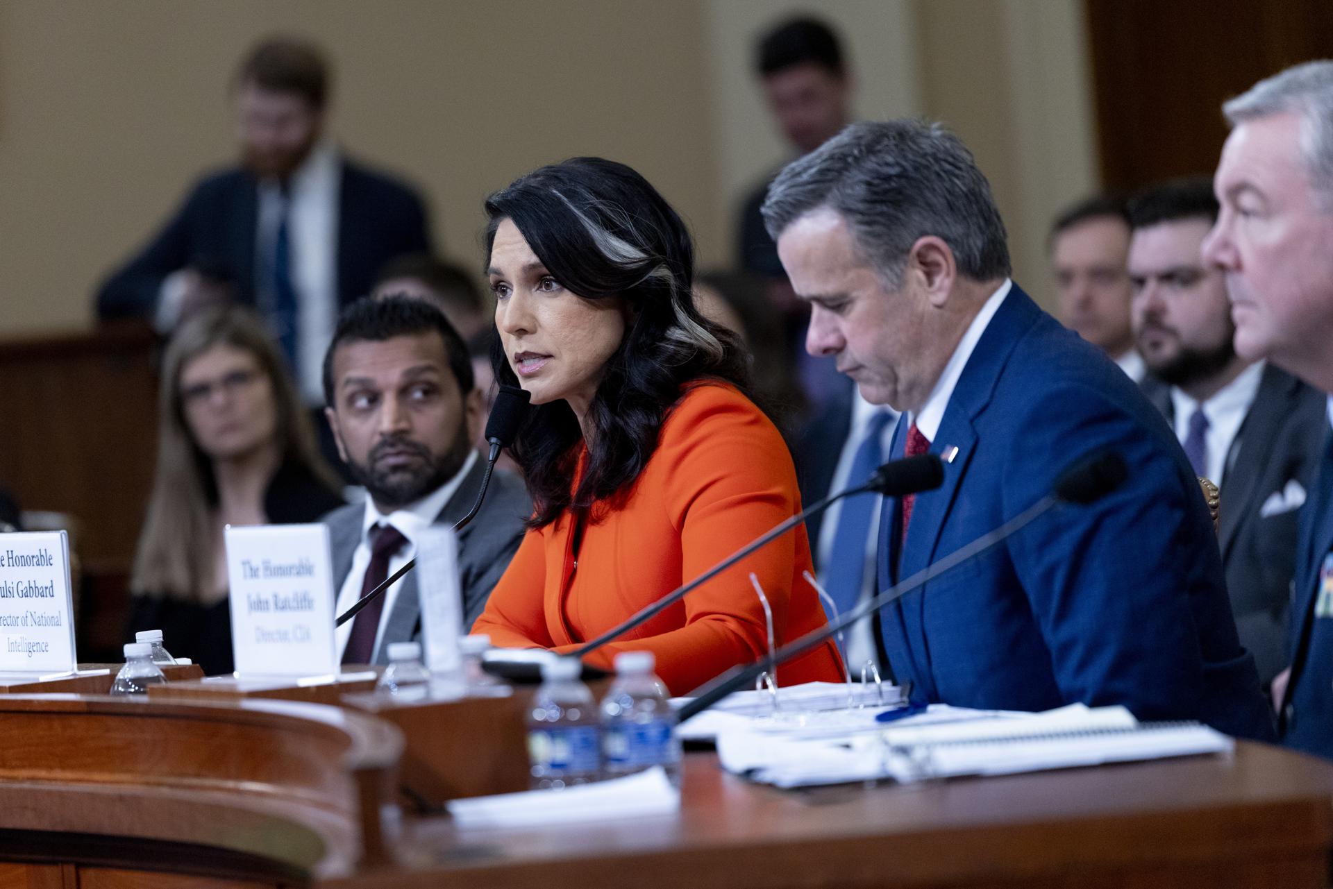 La directora de Inteligencia Nacional, Tulsi Gabbard (2 i), junto al director de la CIA, John Ratcliffe (2 d) y el director del FBI, Kash Patel (i), durante la audiencia del Comité de Inteligencia de la Cámara sobre 'La Evaluación Anual de Amenazas Mundiales' en el Capitolio en Washington, DC, EE. UU., el 26 de marzo de 2025. EFE/SHAWN THEW
