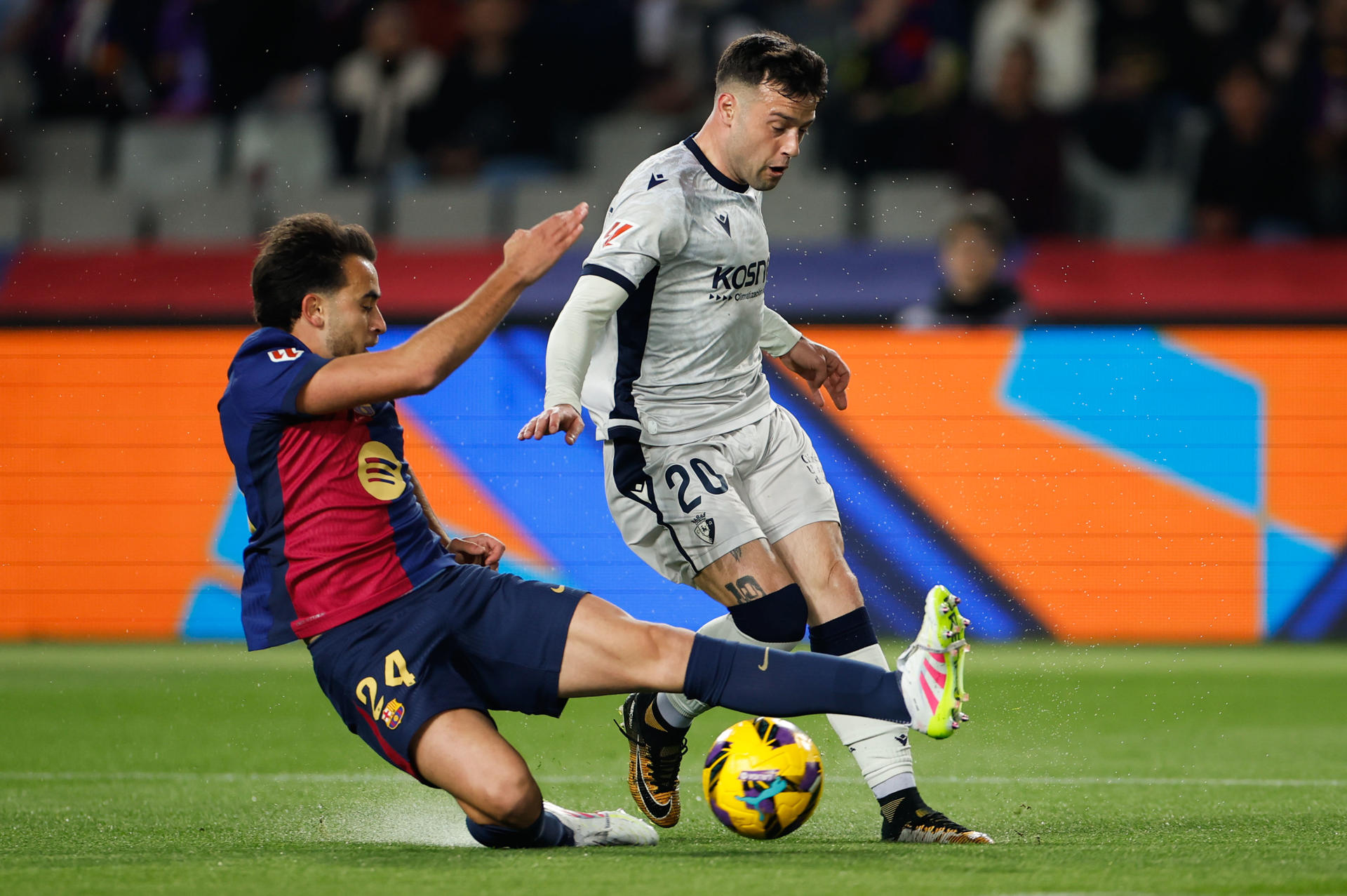 El defensa del F.C. Barcelona Eric García (i) disputa un balón con el centrocampista del Osasuna José Arnaiz durante el partido de LaLiga entre FC Barcelona y CA Osasuna en el Estadio Olímpico de Montjuic, este jueves en Barcelona. EFE/ Alberto Estévez