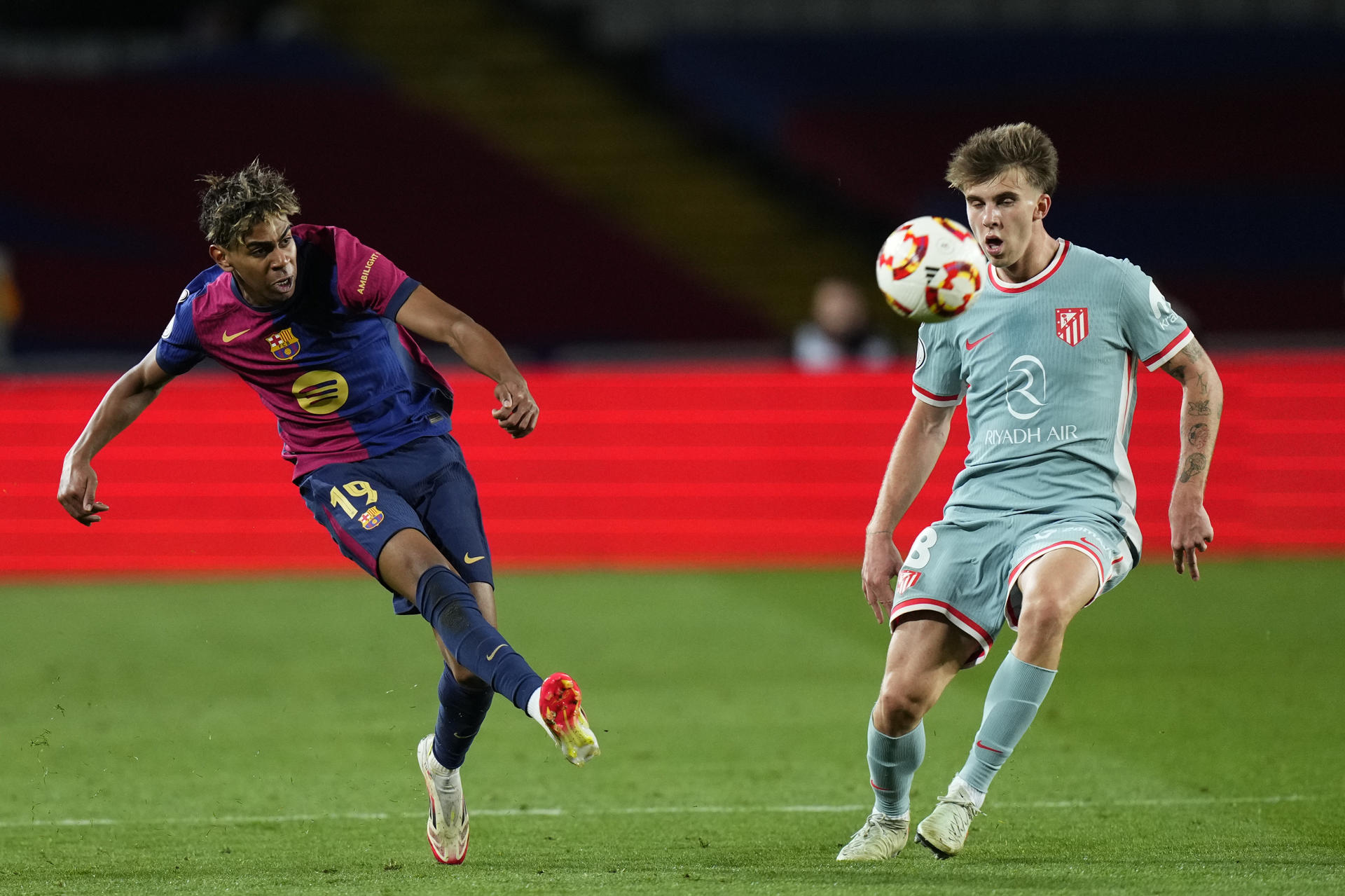 Lamine Yamal y Pablo Barrios, en el último Barcelona-Atlético de Madrid. EFE/Siu Wu