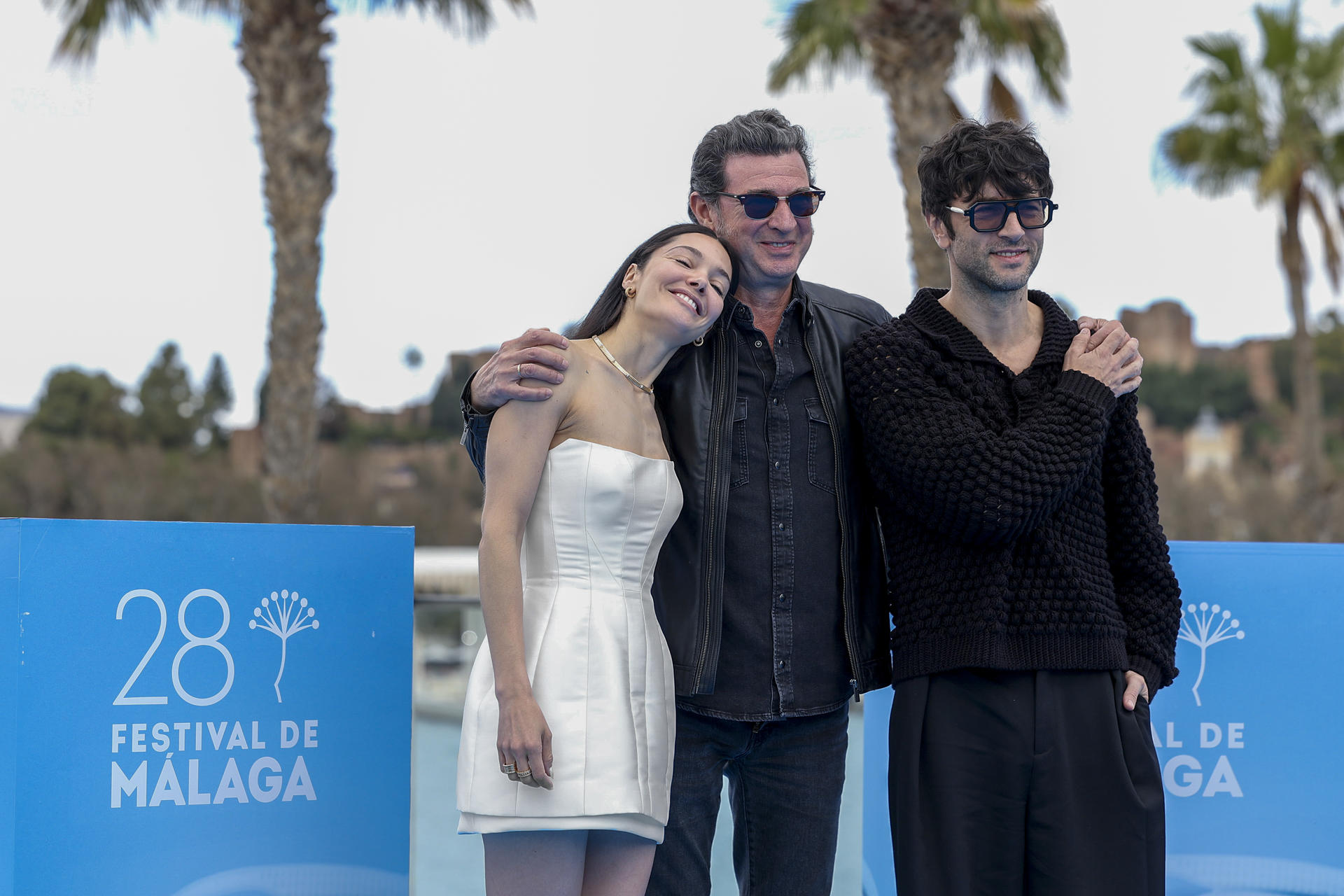 El director Julio Medem (c) junto a los actores Ana Rujas (i) y Javier Rey (d) posan en el photocall de la película '8' que se presenta este domingo durante el 28º Festival de Málaga. EFE/Daniel Pérez