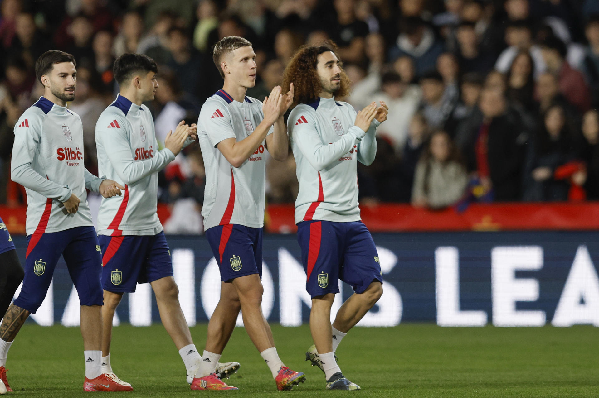 VALENCIA, 21/03/2025.- Jugadores de la selección española de fútbol durante el entrenamiento abierto al público celebrado este viernes en el estadio de Mestalla, en Valencia, en el que este domingo disputará ante Países Bajos el encuentro de vuelta de los cuartos de final de la Liga de las Naciones. EFE/Kai Forsterling