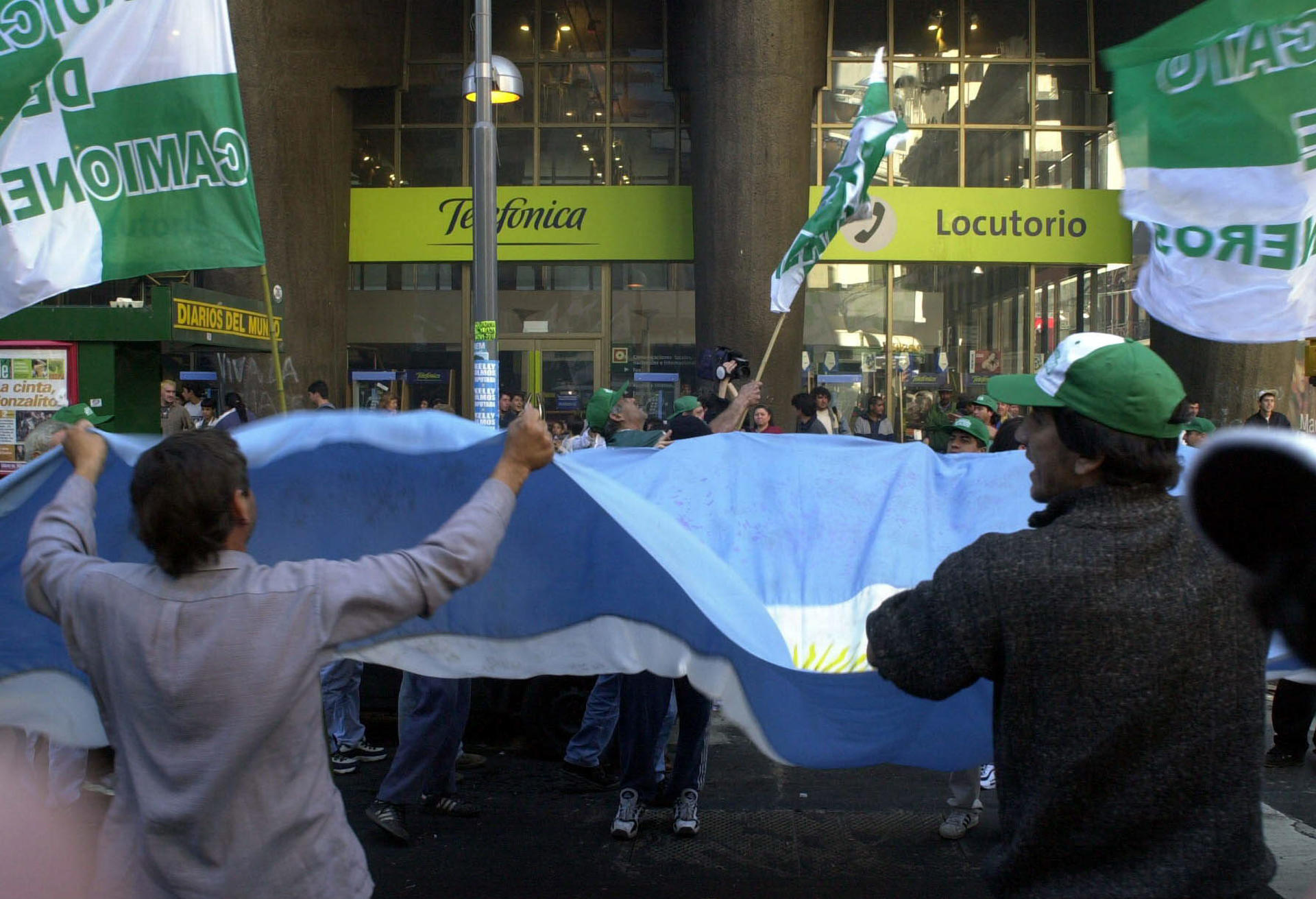 Fotografía de archivo en la que se registró una protesta de ciudadanos argentinos frente a una sede del grupo español Telefónica, en Buenos Aires (Argentina). EFE/Marcelo Arias