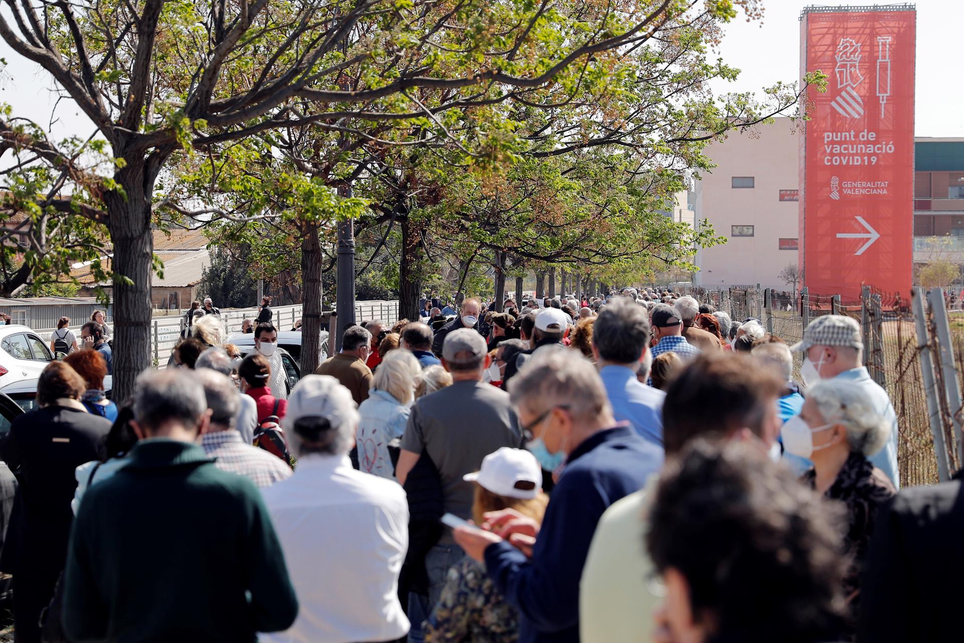 Colas de personas para vacunarse contra la covid-19, en una imagen de archivo. EFE/Manuel Bruque