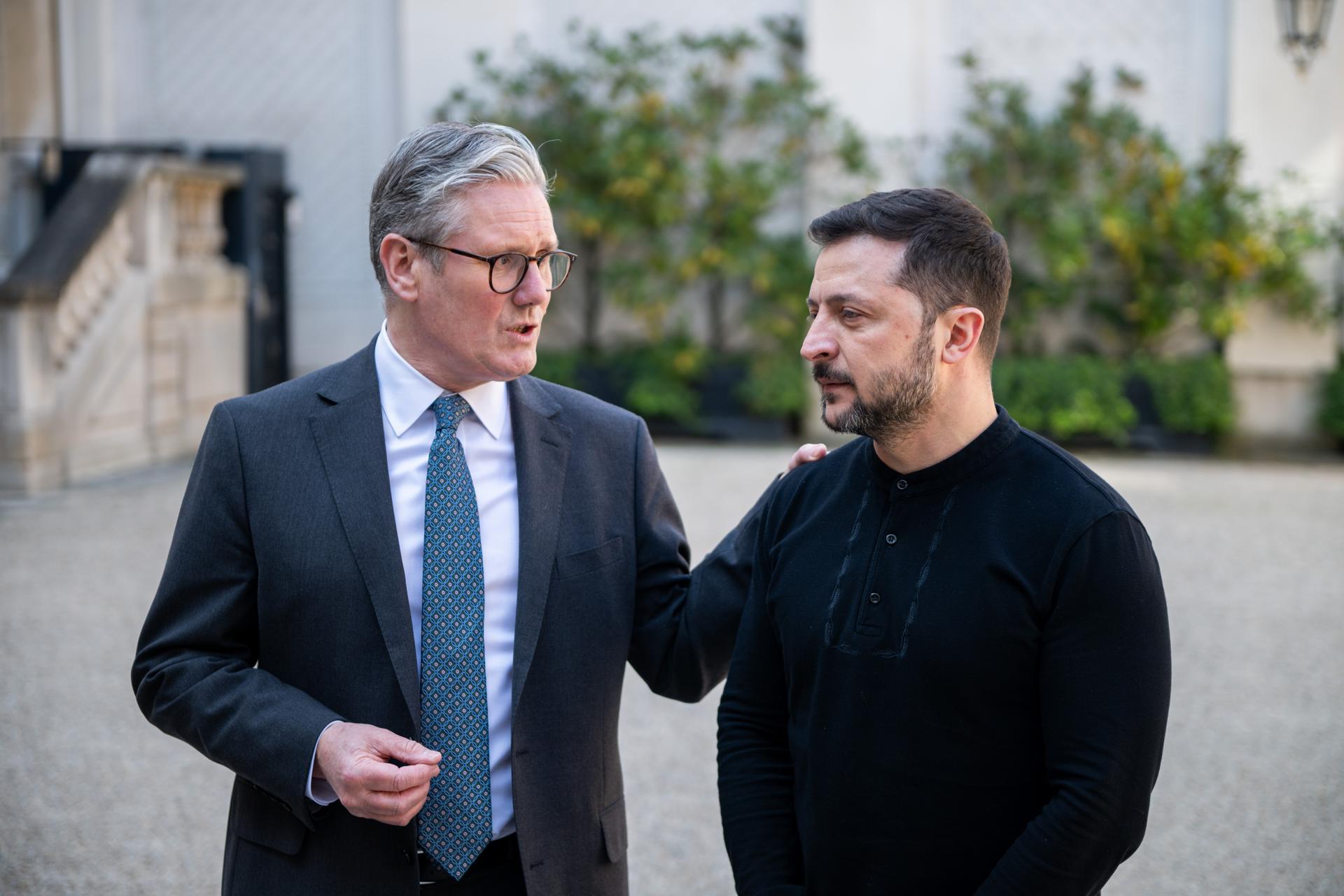 El Primer Ministro británico Keir Starmer (izq.) y el Presidente de Ucrania Volodymyr Zelensky hablan con la prensa en la residencia del embajador del Reino Unido tras la cumbre de Ucrania en París, Francia, el 27 de marzo de 2025. El presidente francés recibe el 27 de marzo a líderes europeos, incluido el presidente ucraniano, para una cumbre destinada a fortalecer la seguridad de Ucrania antes de cualquier posible alto el fuego con Rusia. (Francia, Rusia, Ucrania) EFE/EPA/Benjamin Girette / POOL