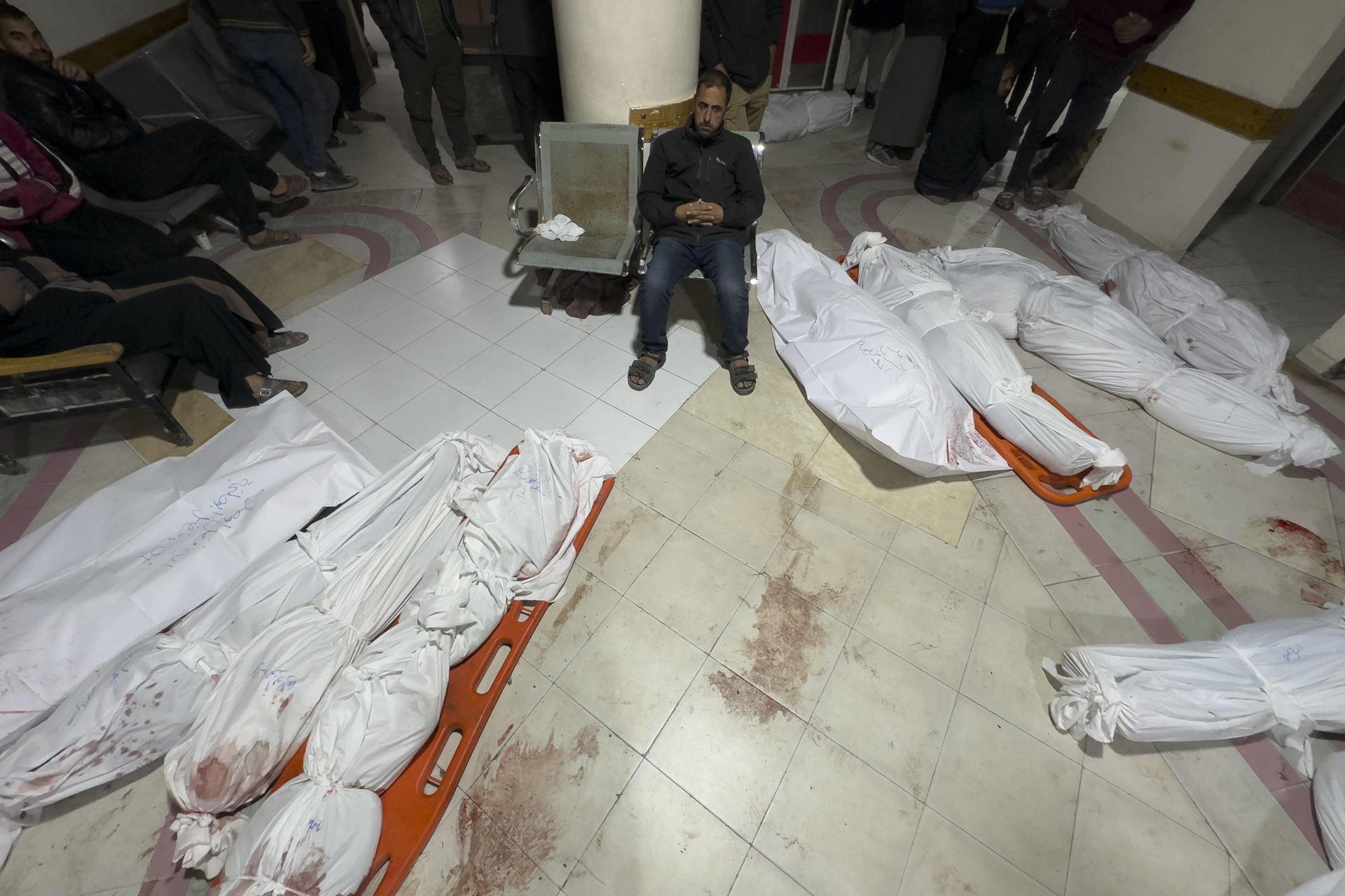 Varias personas acompañan los cadáveres de sus seres querido, asesinados en una ofensiva del ejército israelí, en el hospital indonesio en la localidad de Beit Lahia, en el extremo norte de la Franja de Gaza. El Ejército de Israel extendió este jueves su ofensiva terrestre sobre Gaza hasta Beit Lahia, en el extremo norte de la Franja, que comenzó ayer en otros puntos próximos a la frontera después de que Israel rompiera el alto el fuego en la madrugada del martes con una serie de bombardeos.  EFE/ Ahmad Awad
