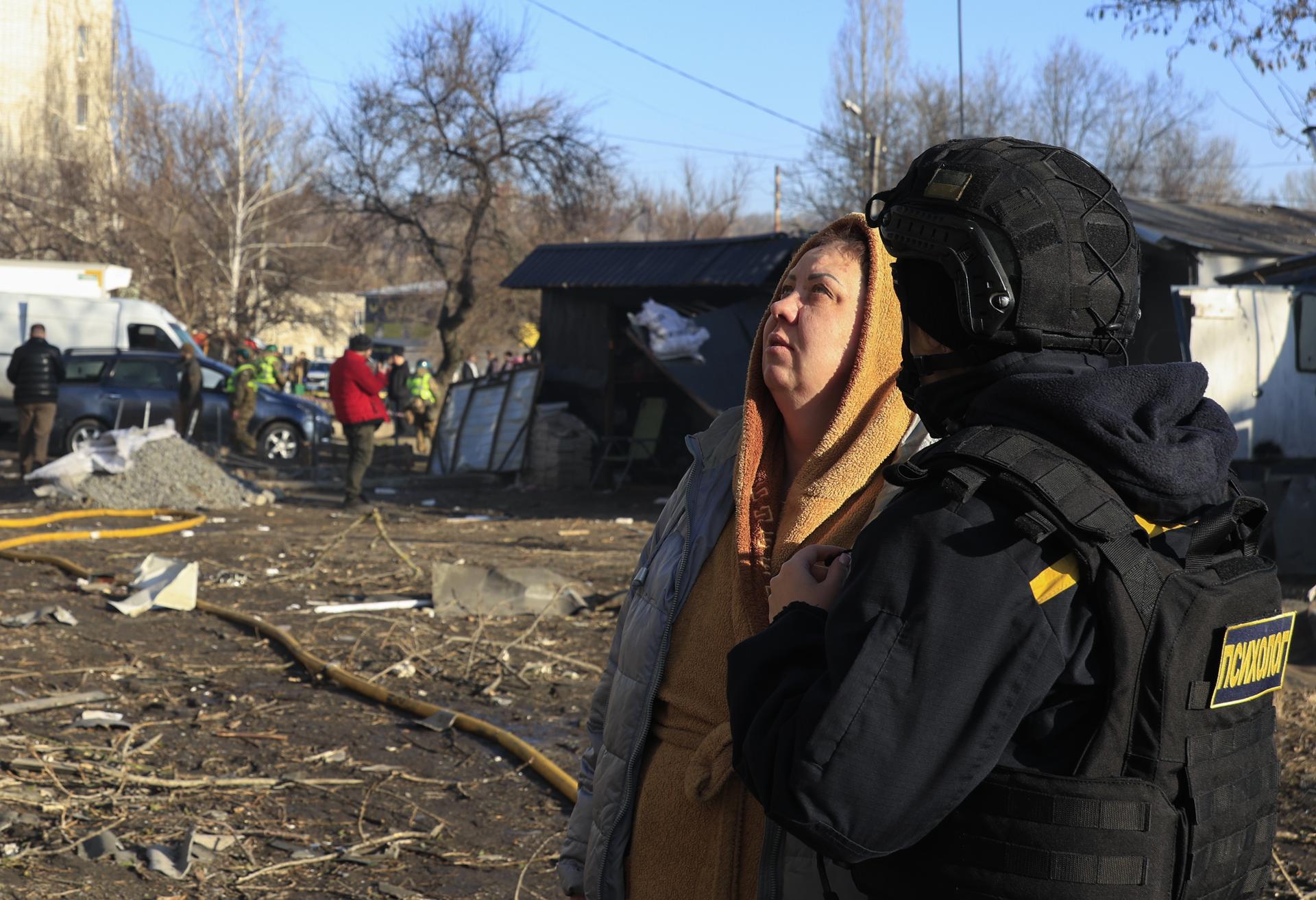 Una mujer observa el lugar donde impactó un cohete ruso en un edificio residencial en Járkov, en el noreste de Ucrania, el 7 de marzo de 2025, en medio de la invasión rusa. EFE/EPA/SERGEY KOZLOV
