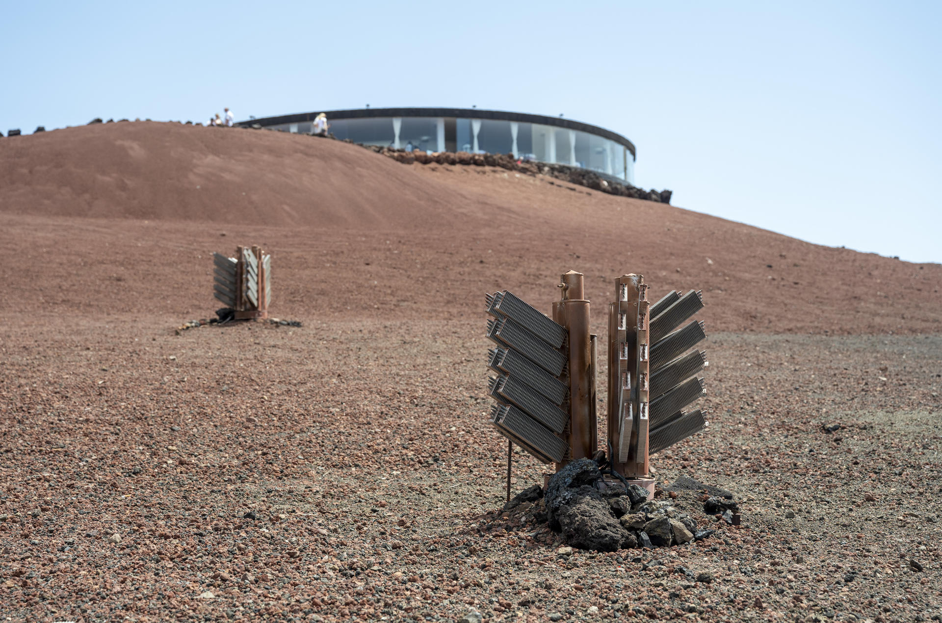Desde hace casi dos años, el Parque Nacional de Timanfaya (Lanzarote) tiene tres prototipos de generadores diseñados por la Universidad Pública de Navarra, sin impacto ambiental y escasa huella visual, que transforman el calor del subsuelo volcánico en electricidad de una manera no explorada hasta la fecha. En la imagen, dos de los prototipos en el Islote del Hilario. EFE/Adriel Perdomo