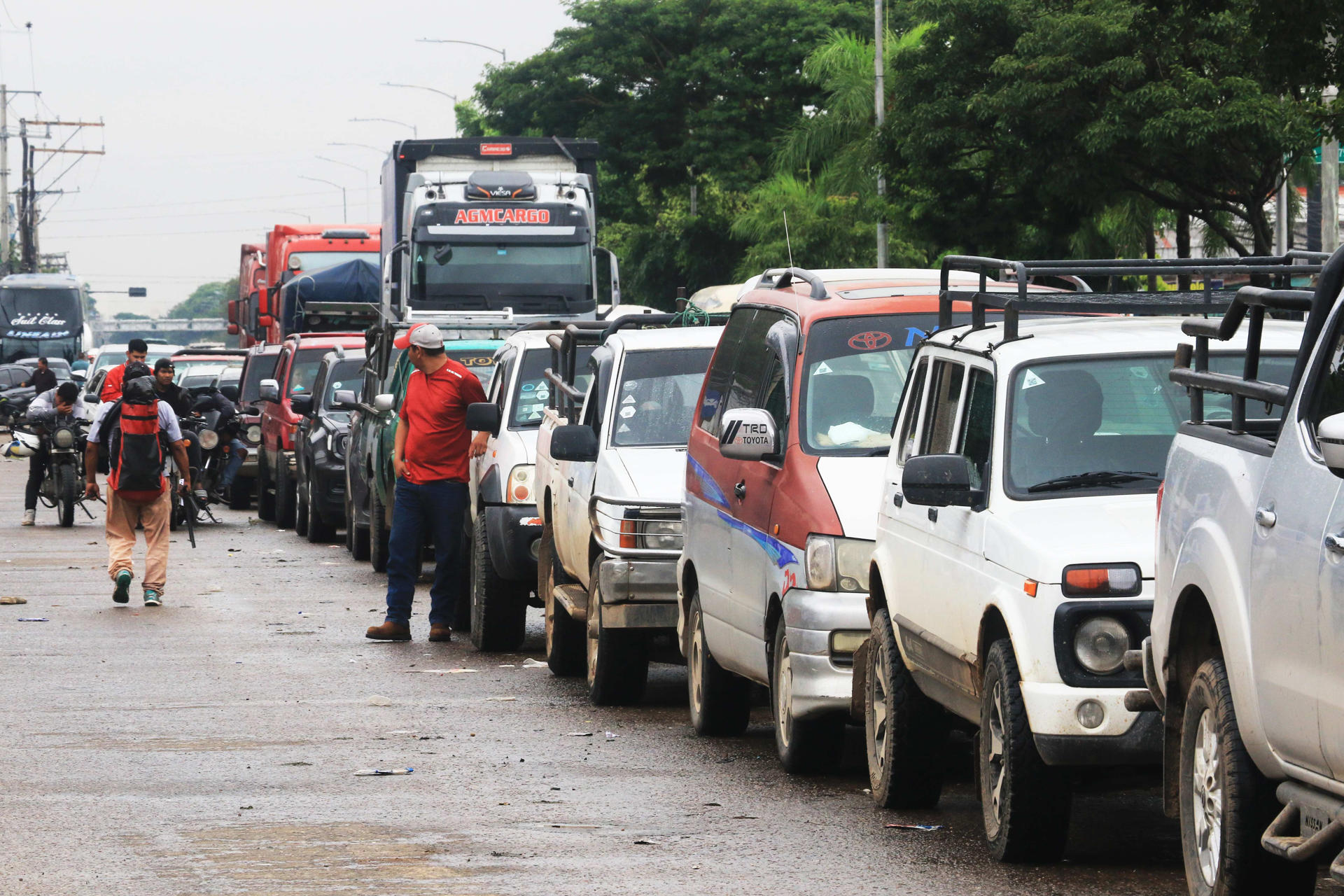 Vehículos esperan por combustible en una estación de servicio este martes, en Santa Cruz, (Bolivia). EFE/ Juan Carlos Torrejon
