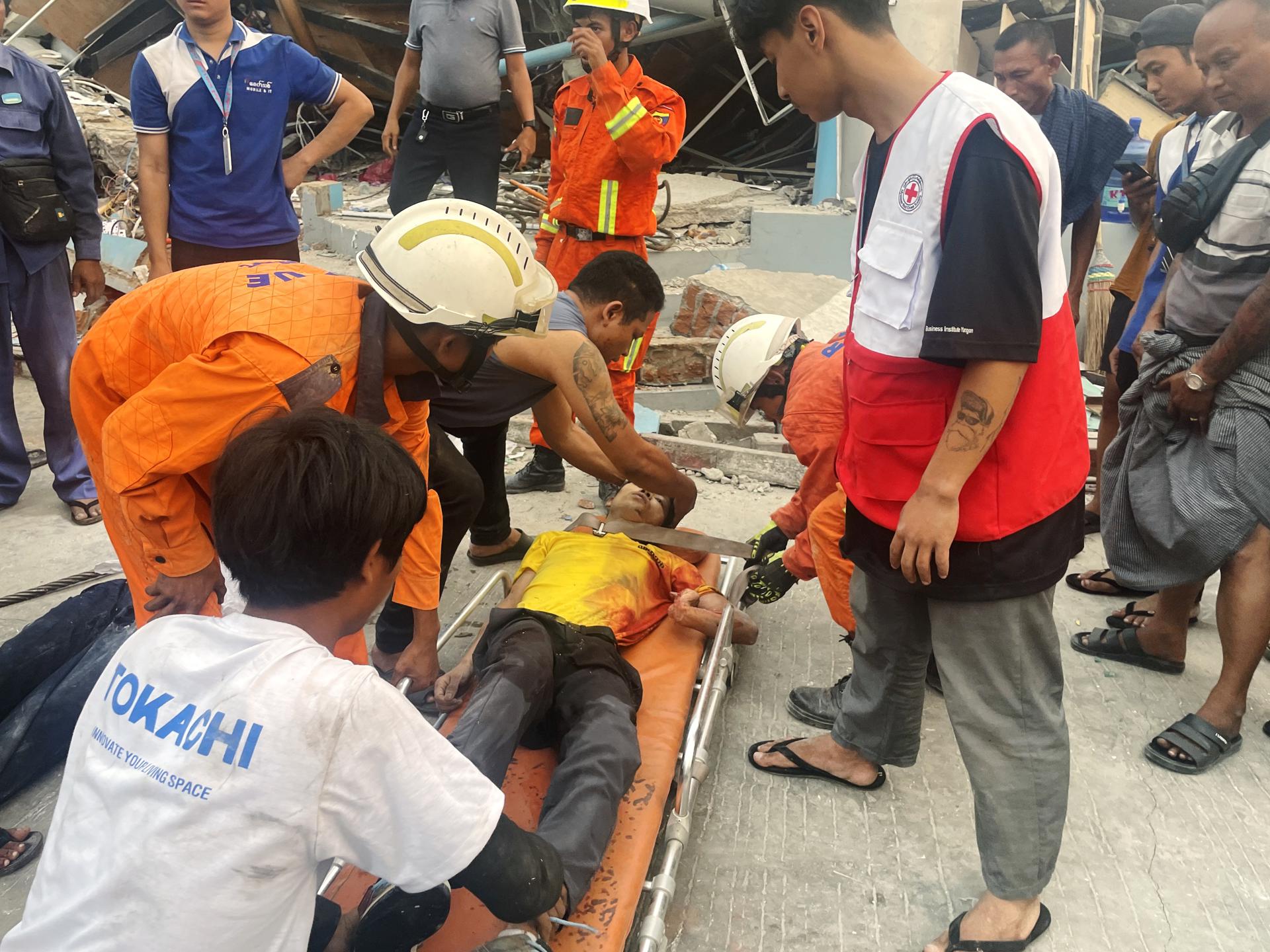 Una persona herida es llevada a una camilla mientras los rescatistas buscan sobrevivientes en el mercado de ThaPyayGone tras un terremoto, en Naypyidaw, Myanmar, el 28 de marzo de 2025. EFE/NYEIN CHAN NAING