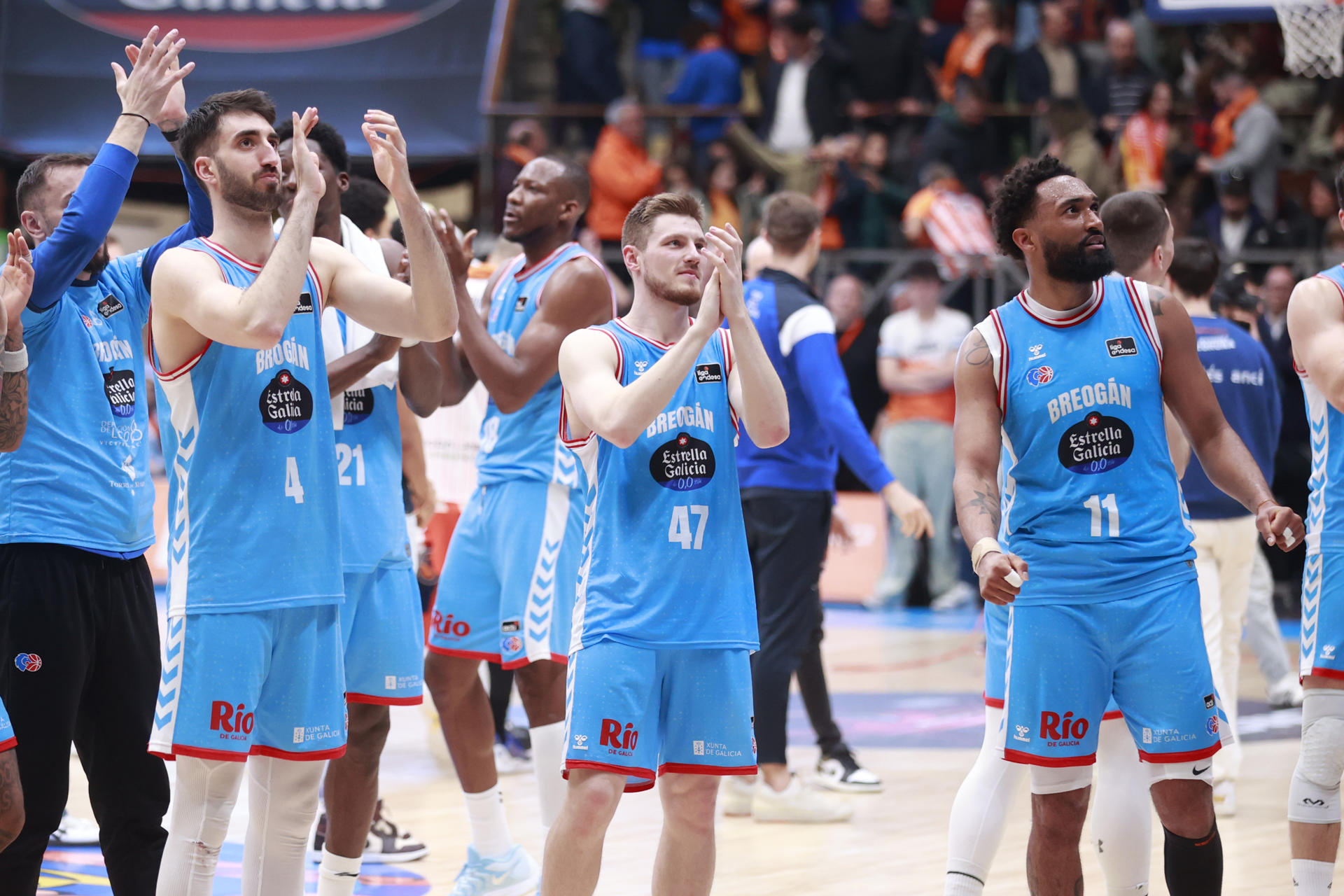 Los jugadores del Río Breogan celebran su victoria en el encuentro que disputaron contra el Básquet Coruña, correspondiente a jornada 19 de la Liga Endesa, en el Coliseum de A Coruña este domingo. EFE/Cabalar