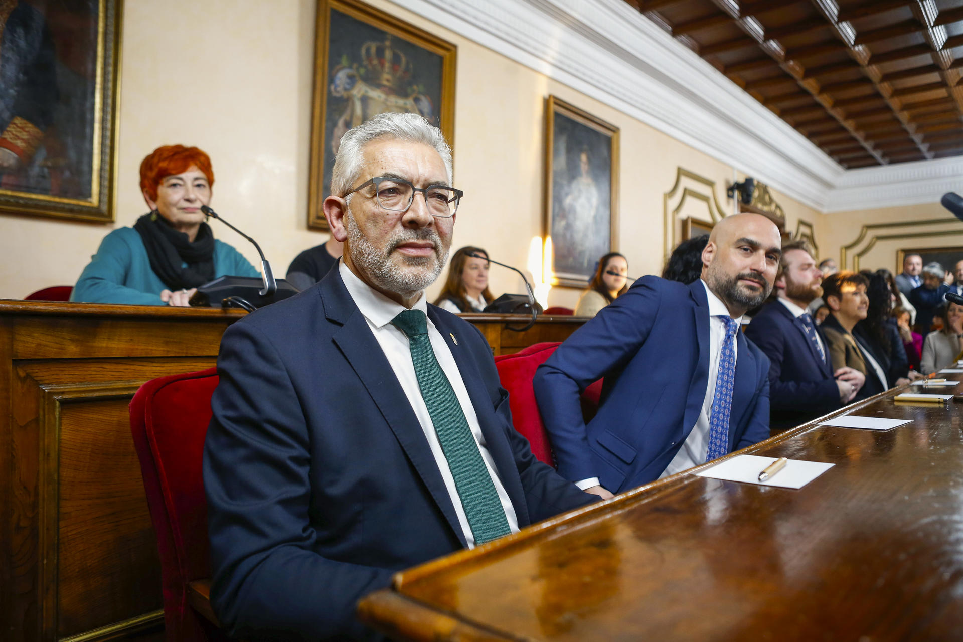 El socialista Miguel Fernández ya es alcalde de Lugo, después de un breve pleno de poco más de 35 minutos en el que ha recibido los trece votos a favor del gobierno bipartito -8 del PSOE y 5 del BNG-, mientras que los ediles del PP -12 en total- han votado en blanco. Antes del inicio de la sesión extraordinaria se ha guardado un minuto de silencio por la anterior alcaldesa, Paula Alvarellos, fallecida de forma repentina el pasado 1 de marzo a causa de un infarto. EFE/Eliseo Trigo