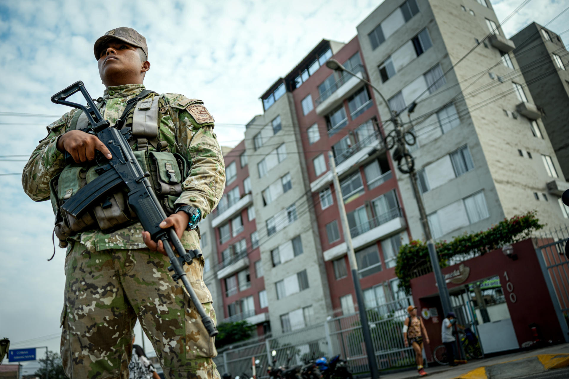 Integrantes de las Fuerzas Armadas de Perú custodian las calles este martes, en Lima (Perú). EFE/ John Reyes Mejia