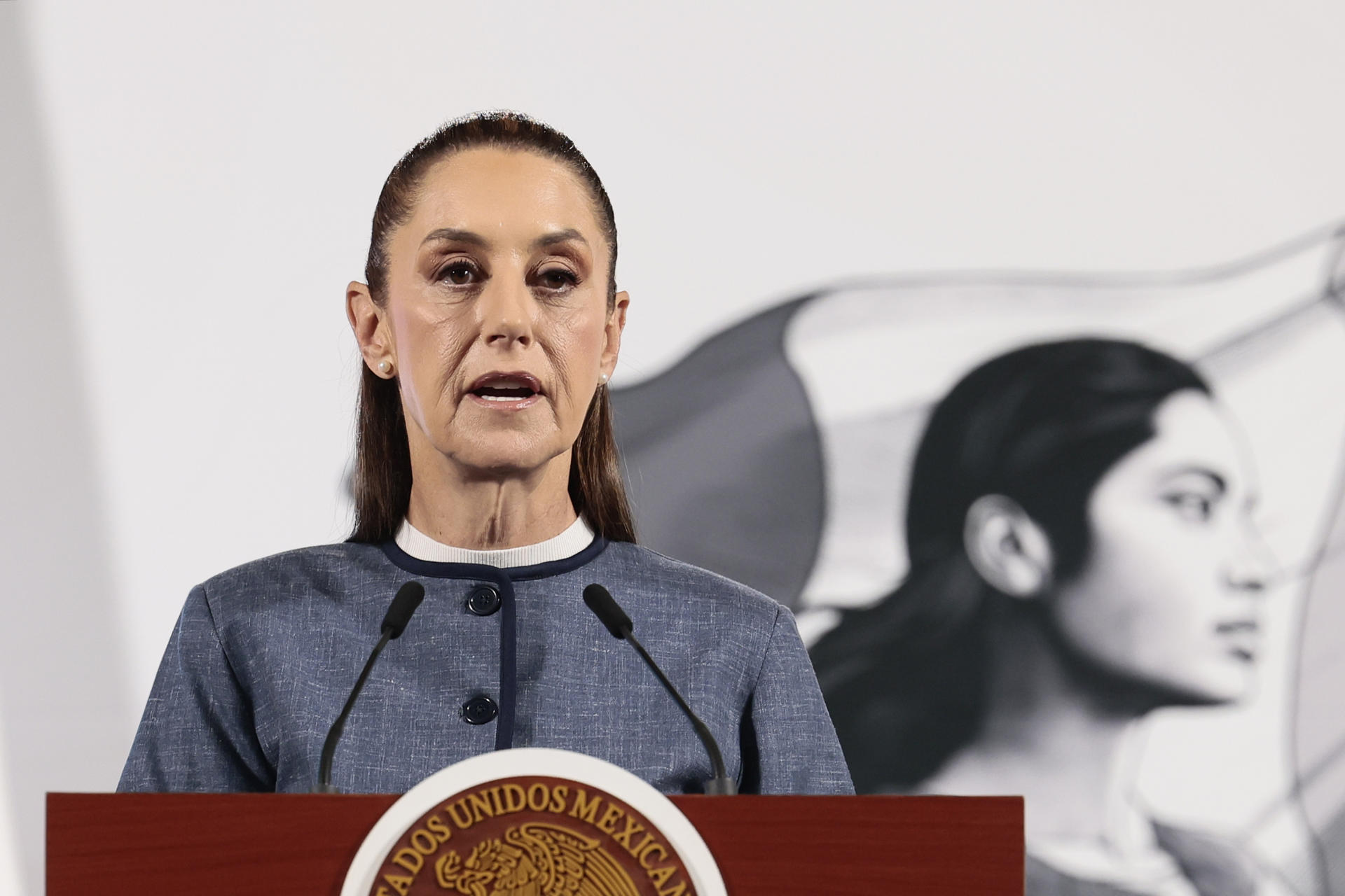La presidenta de México, Claudia Sheinbaum, habla durante una rueda de prensa este martes, en Palacio Nacional de la Ciudad de México (México). EFE/José Méndez