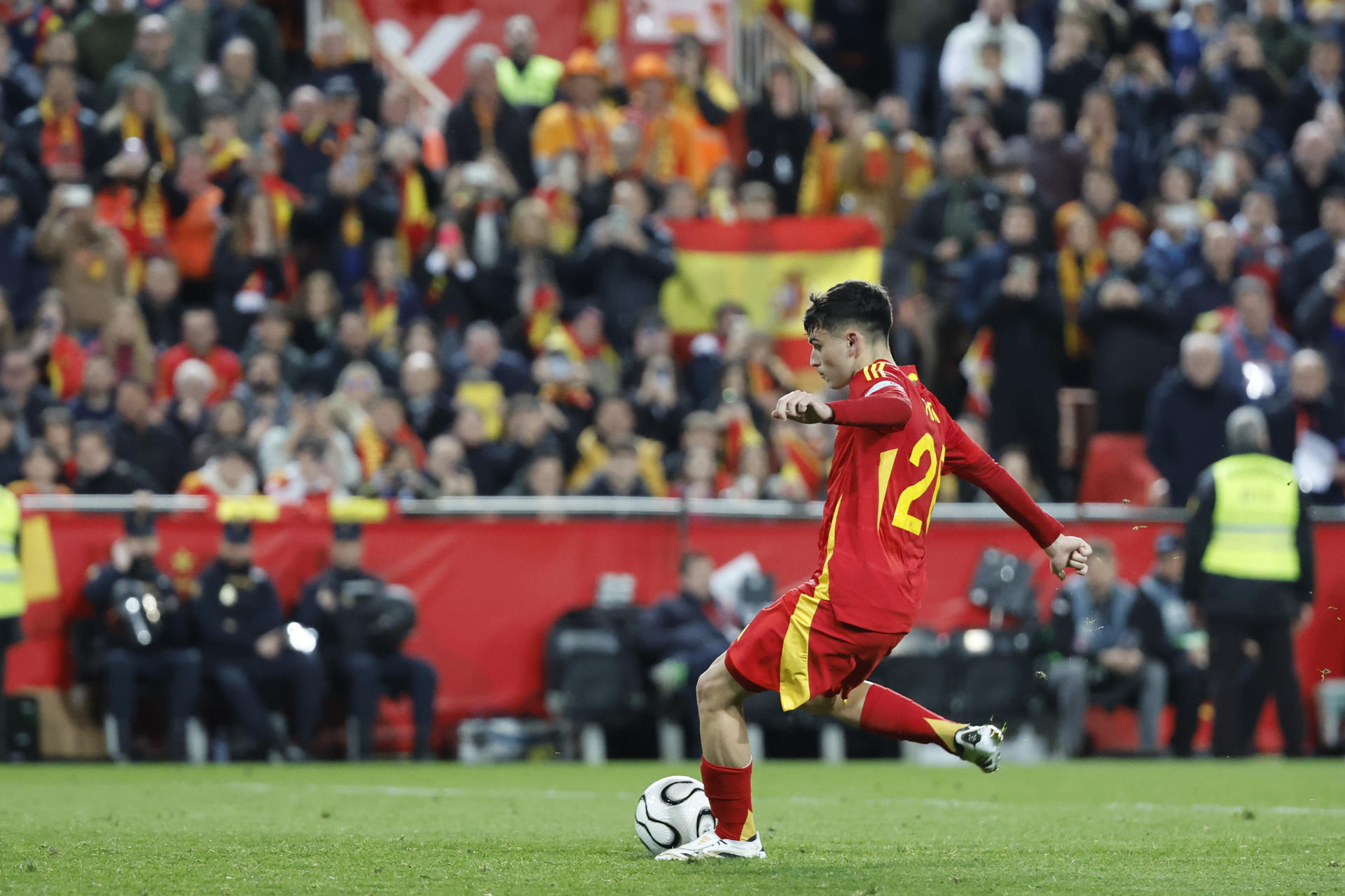 El centrocampista de la selección española Pedri se dispone a chutar el penalti definitivo ante Países Bajos, durante el partido de vuelta de los cuartos de final de la Liga de Naciones que las selecciones de España y Países Bajos han disputado este domingo en el estadio de Mestalla, en Valencia. EFE/Ana Escobar