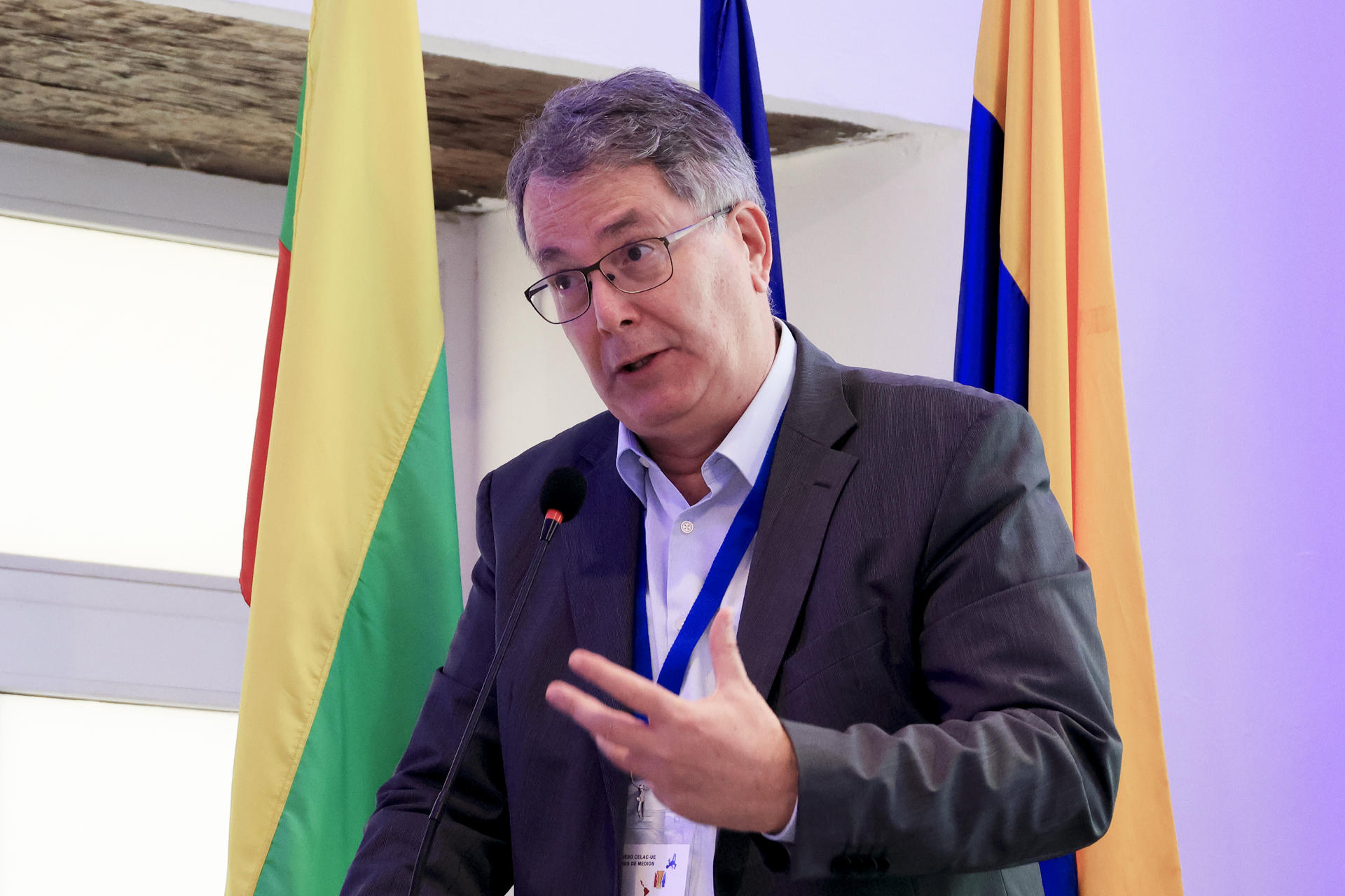 El eurodiputado del Partido Popular Europeo y coordinador de política de Seguridad y Defensa en la Eurocámara, Nicolás Pascual de la Parte, habla este 19 de marzo de 2025, en Cartagena (Colombia). EFE/ Ricardo Maldonado Rozo