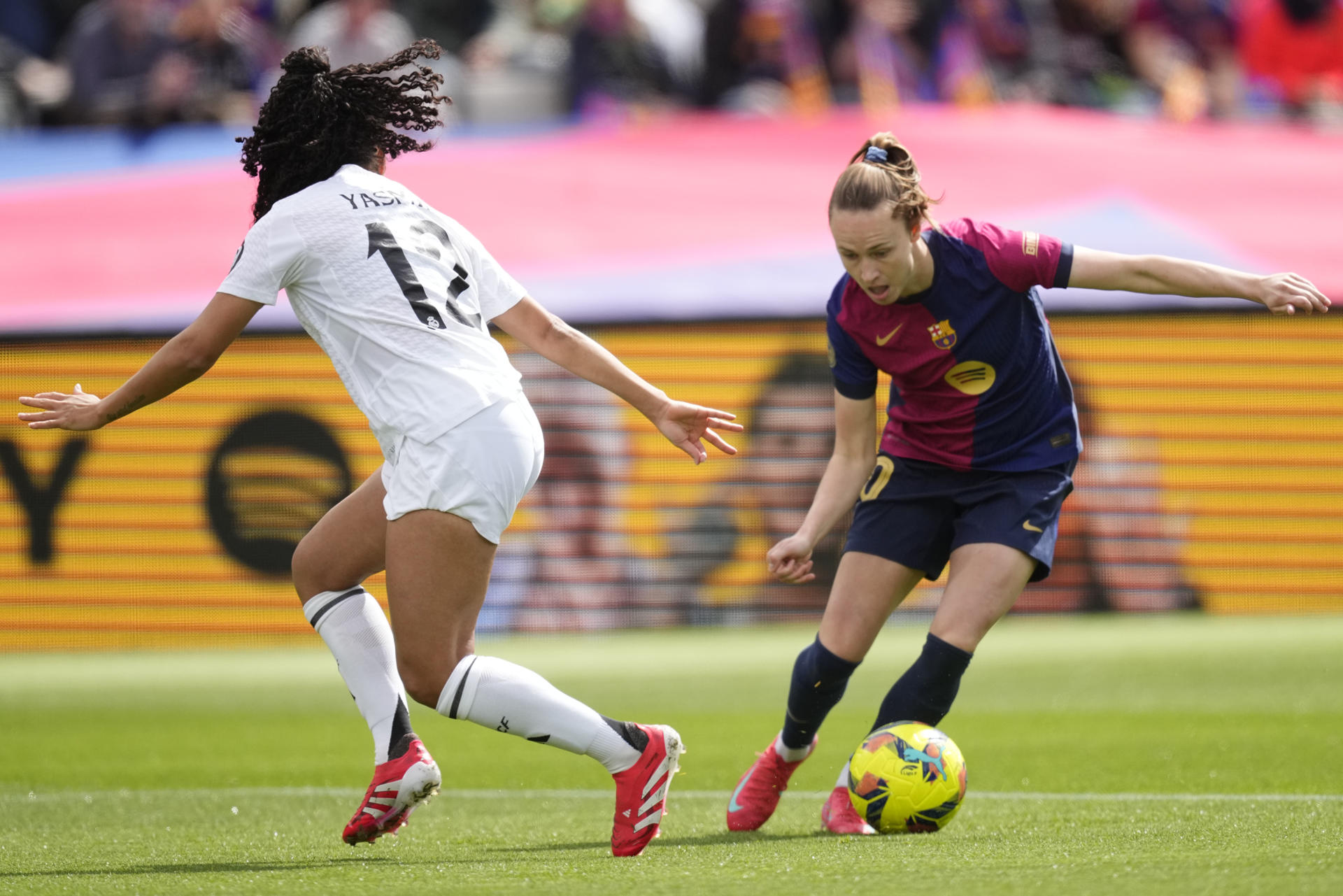La delantera del FC Barcelona Caroline Graham Hansen, dcha, controla la pelota ante Yasmim, izq, del Real Madri en el Estadi Olímpic Lluís Companys. EFE/Enric Fontcuberta