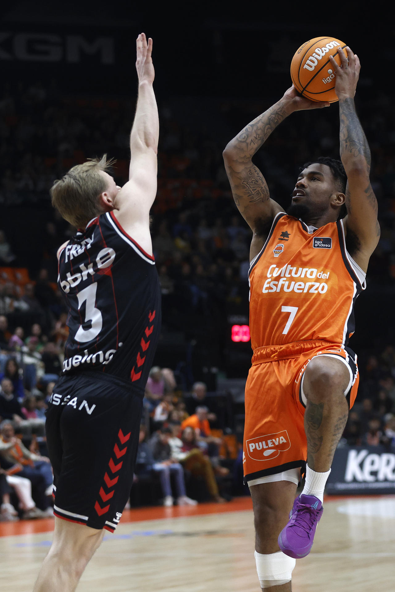 Chris Jones (d), del Valencia, y Harald Frey (i). del Bilbao, durante el partido de baloncesto correspondiente a la J22 de la Liga Endesa disputado, en el pabellón de la Fuente de San Luis de Valencia, entre Valencia Basket y Bilbao Basket. EFE/Miguel Ángel Polo