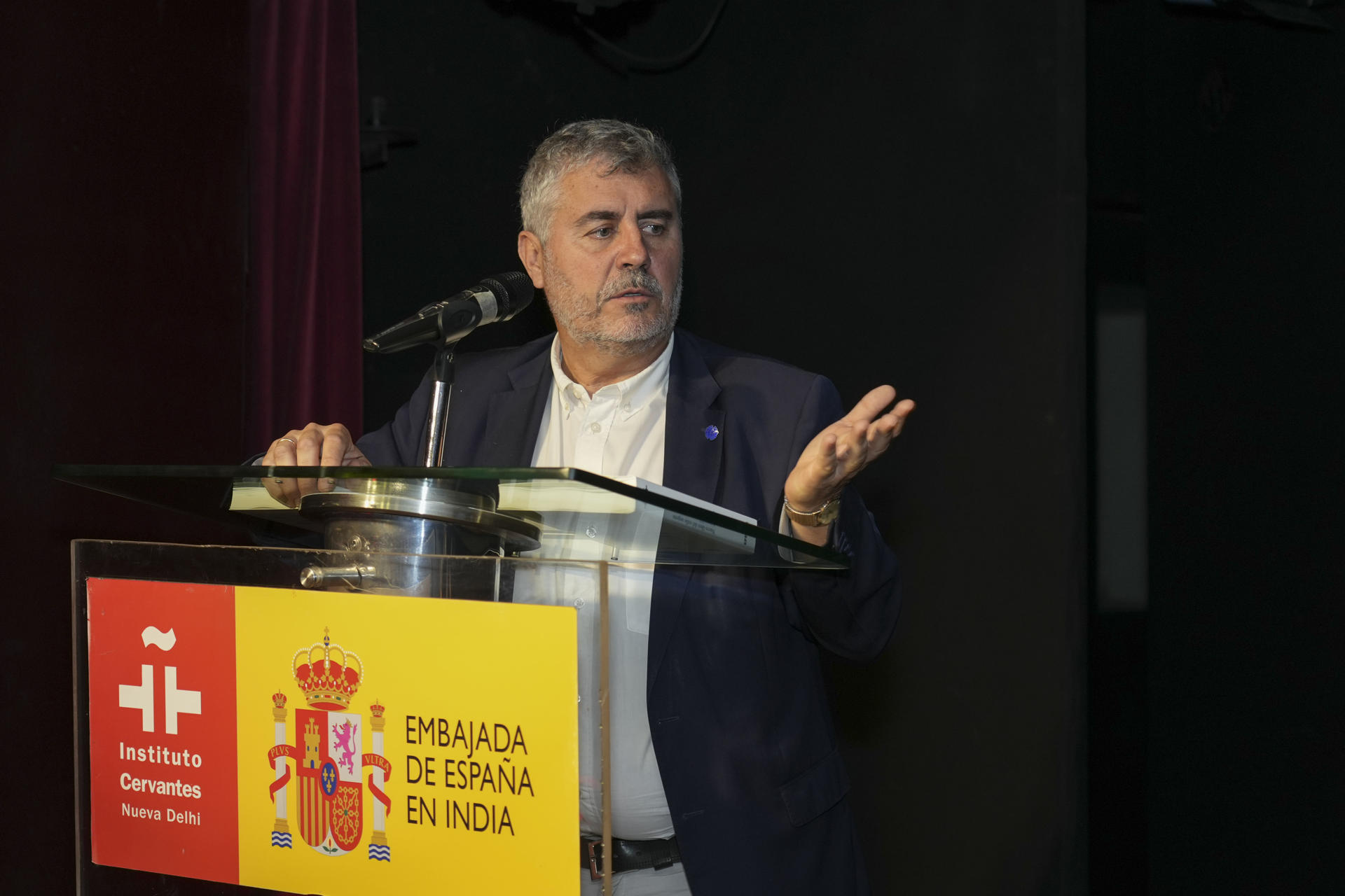 El presidente de la Agencia EFE, Miguel Ángel Oliver, durante la presentación esta tarde del nuevo libro de estilo urgente en la sede del Instituto Cervantes en Nueva Delhi. EFE/Sanjay Vohra