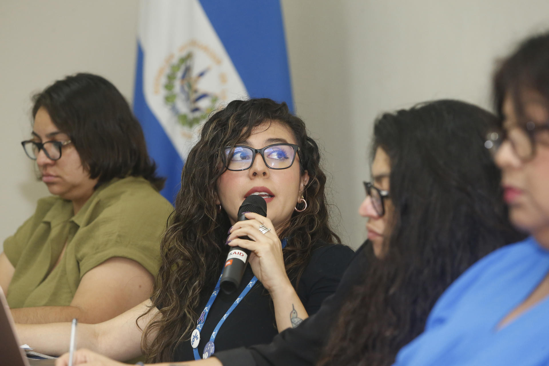 La directora del Instituto de Derechos Humanos de la Universidad Centroaméricana (Idhuca), Gabriela Santos, habla durante la presentación de un informe este 26 de marzo de 2025, en Antiguo Cuscatlán (El Salvador). EFE/ Javier Aparicio