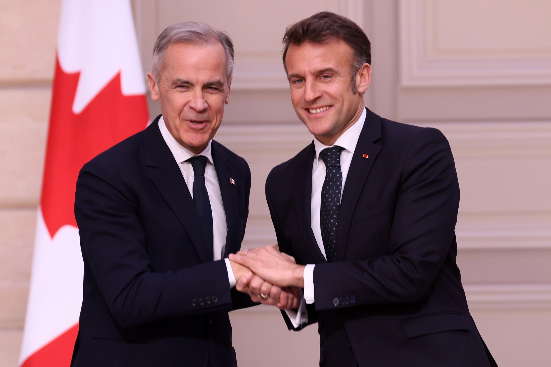El presidente francés, Emmanuel Macron (D), y el primer ministro de Canadá, Mark Carney (I), se estrechan la mano tras dar una declaración conjunta durante su reunión en el Palacio del Elíseo en París, el 17 de marzo de 2025. (Francia) EFE/EPA/Thomas Padilla / POOL MAXPPP OUT