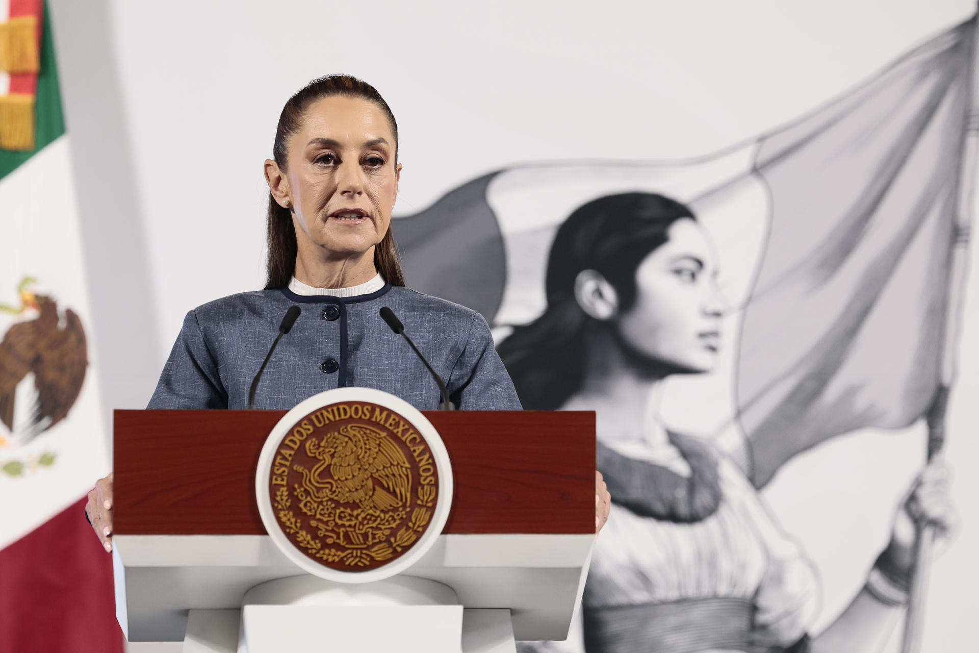 La presidenta de México, Claudia Sheinbaum, habla durante una rueda de prensa este martes, en Palacio Nacional de la Ciudad de México (México). EFE/José Méndez