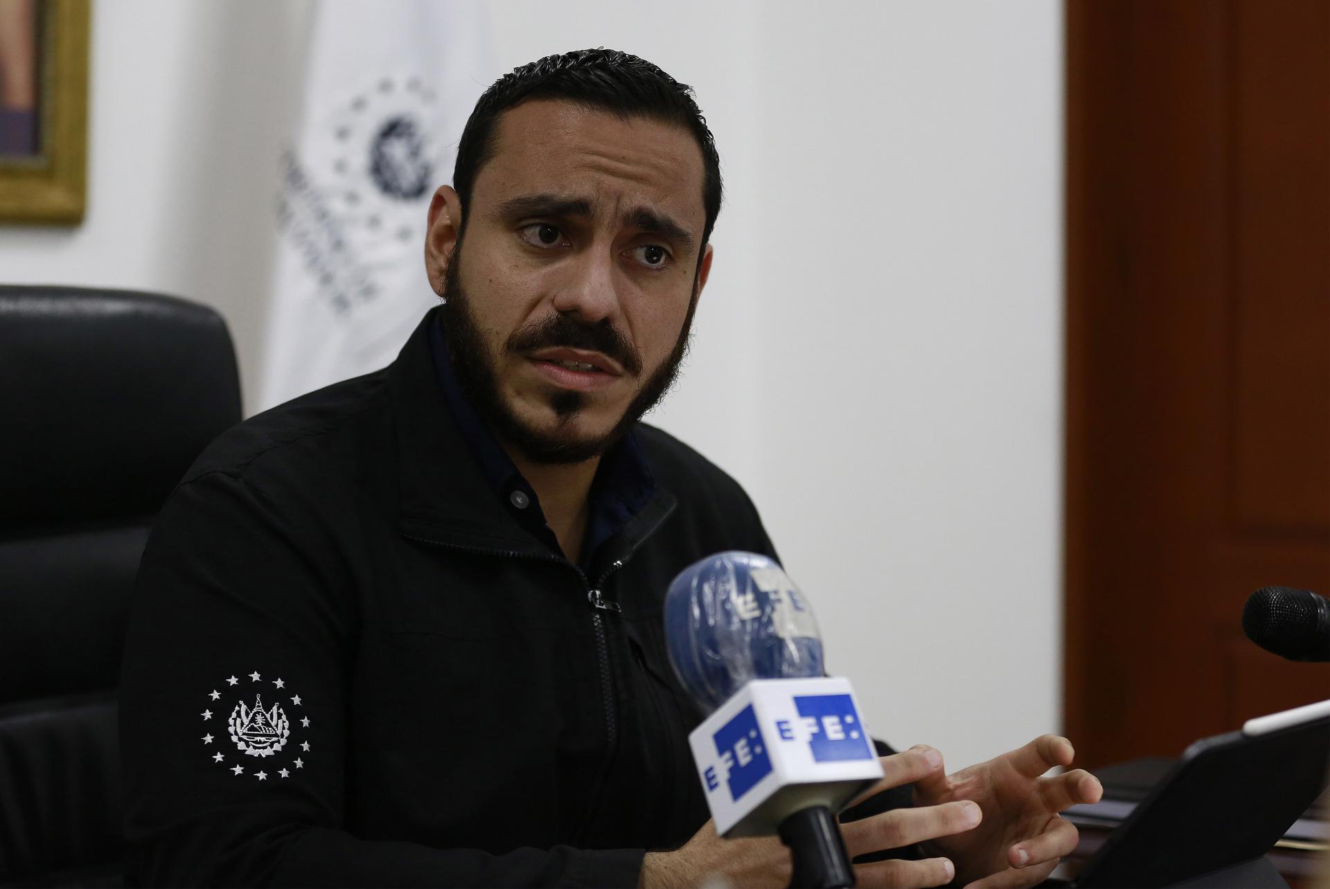 Fotografía de archivo en la que se registró al ministro de Salud de El Salvador, Francisco Alabí, durante una entrevista con EFE, en la capital salvadoreña. EFE/Miguel Lemus