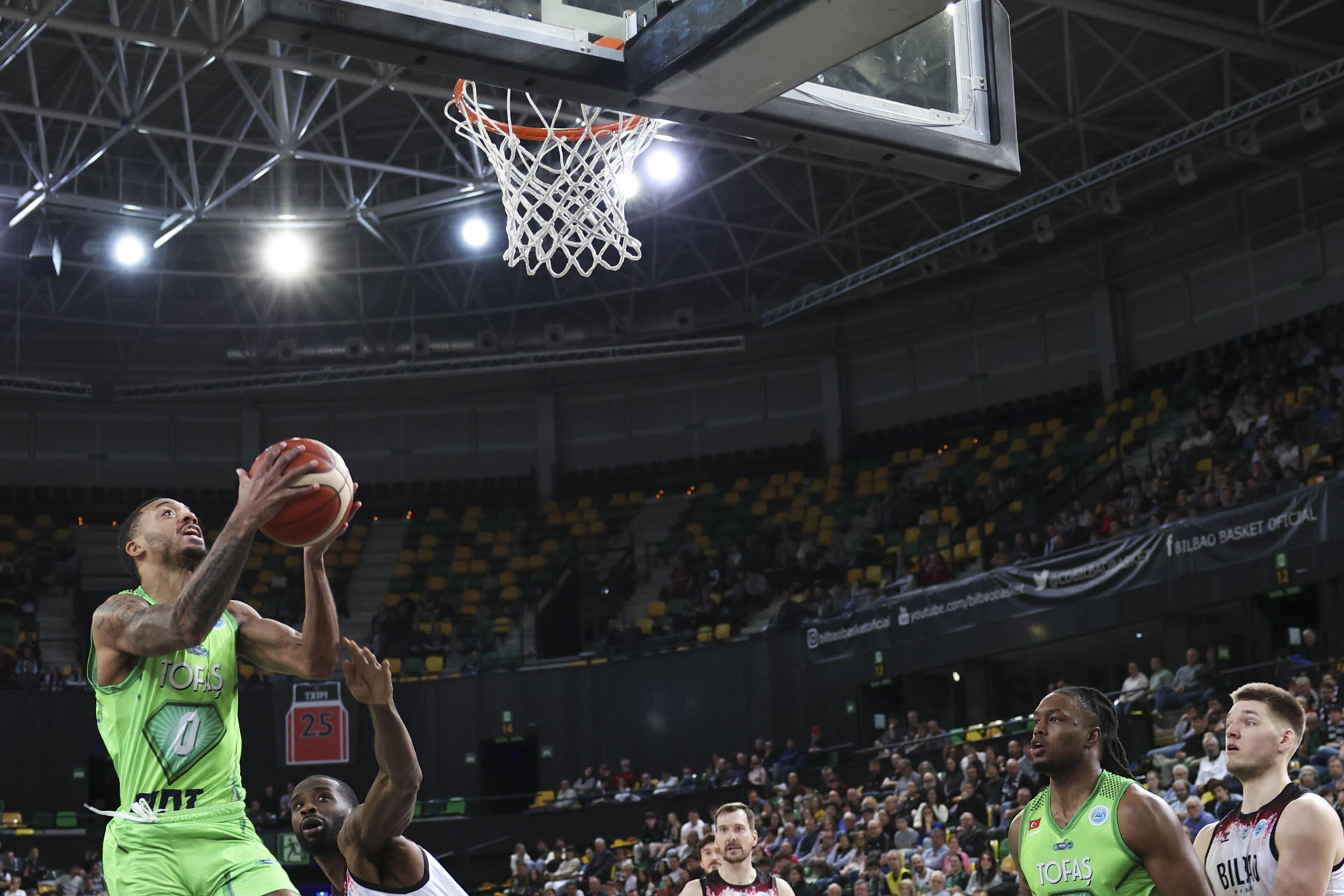 El jugador del Tofas Marcquise Reed (i) entra a canasta ante Marvin Jones (2-i), del Bilbao Basket, durante el partido de la Copa Europa FIBA de baloncesto que Surne Bilbao Basket y Tofas Bursa disputaron en el Bilbao Arena. EFE/Luis Tejido