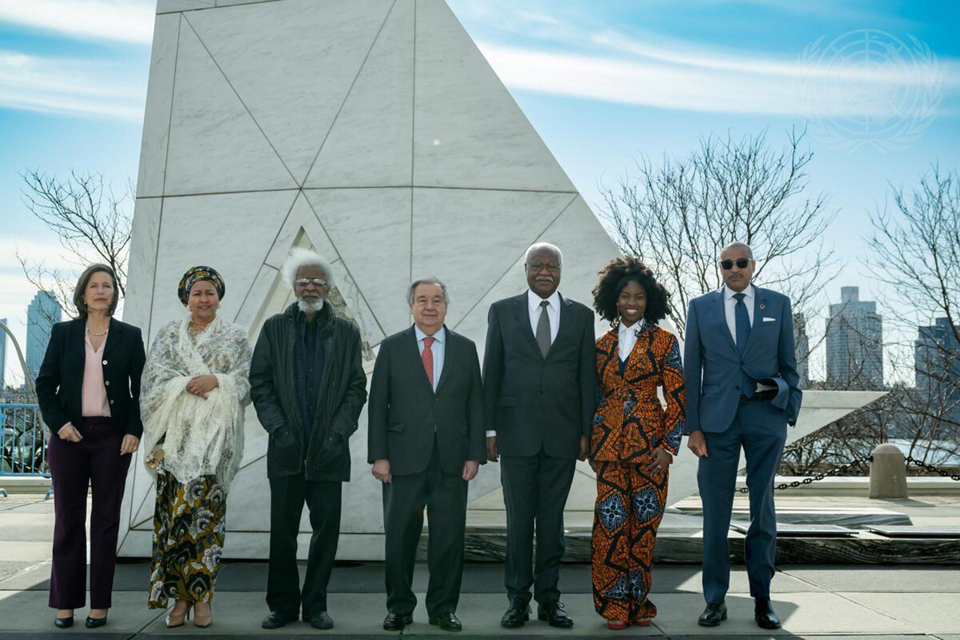 Fotografía cedida donde aparecen de izquierda a derecha, la secretaria adjunta de Comunicaciones Globales, Melissa Fleming, la secretaria general adjunta, Amina Mohammed, el escritor premio Nobel de Literatura, Wole Soyinka, el secretario general de la ONU, António Guterres, el presidente del septuagésimo noveno período de sesiones de la Asamblea General, Philemon Yang, la Premio Nacional de Poesía Joven en 2023, Salome Agbaroji y el jefe de gabinete del secretario general, Courtenay Rattray, posando para una fotografía frente al Arca del Retorno en el Día Internacional de Recuerdo de las Víctimas de la Esclavitud celebrado este 25 de marzo de 2025 en la sede del organismo en Washington (EE.UU.). EFE/Mark Garten