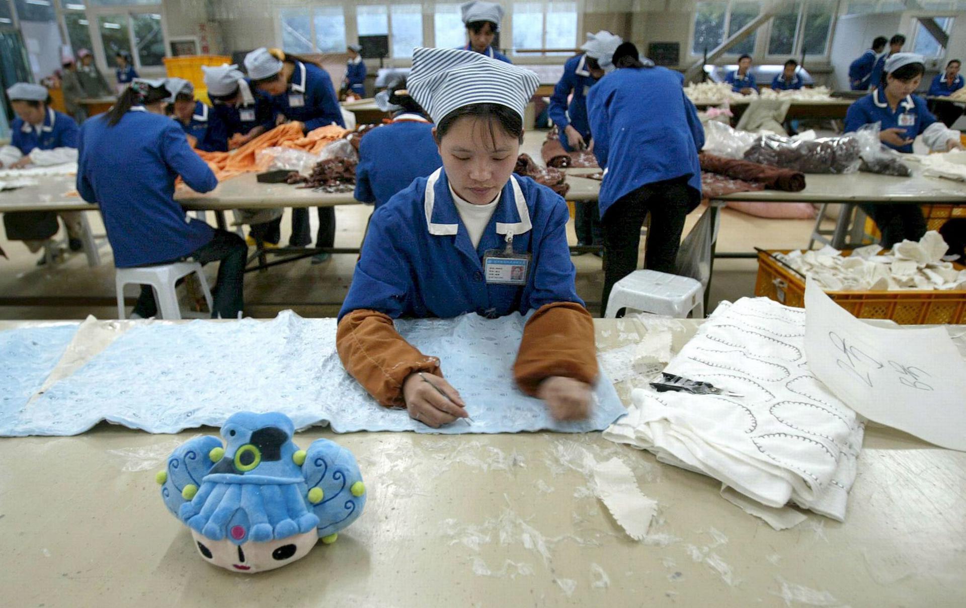 Fotografía de archivo en la que se registró a un grupo de operarias de una fábrica china de juguetes, en Suzhou (provincia de Jiangsu, al este de China). EFE/Juliet Wong