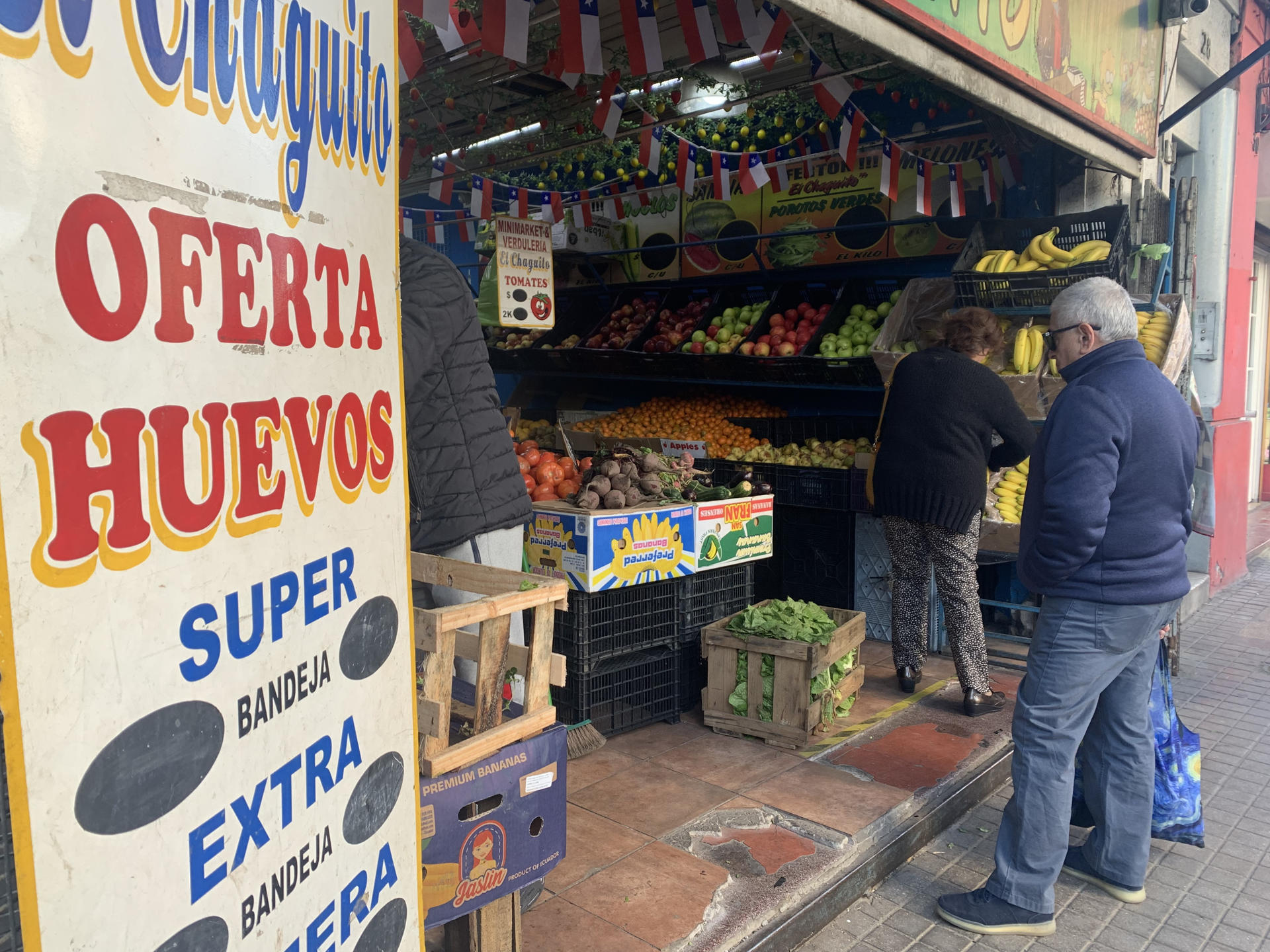 Fotografía de archivo que muestra a personas que compran algunos productos en un supermercado en Santiago (Chile). EFE/ Javier Martín