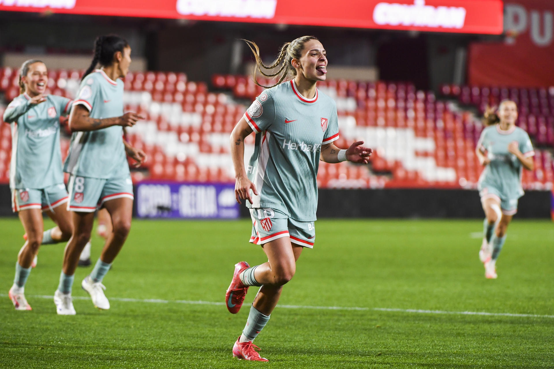 La delantera brasileña del Atlético Giovana Queiroz celebra tras anotar el segundo gol de su equipo, durante el partido de ida de las semifinales de la Copa de la Reina, entre el Granada CF y el Atlético de Madrid, disputado en el nuevo los Cármenes. EFE/ Miguel Angel Molina