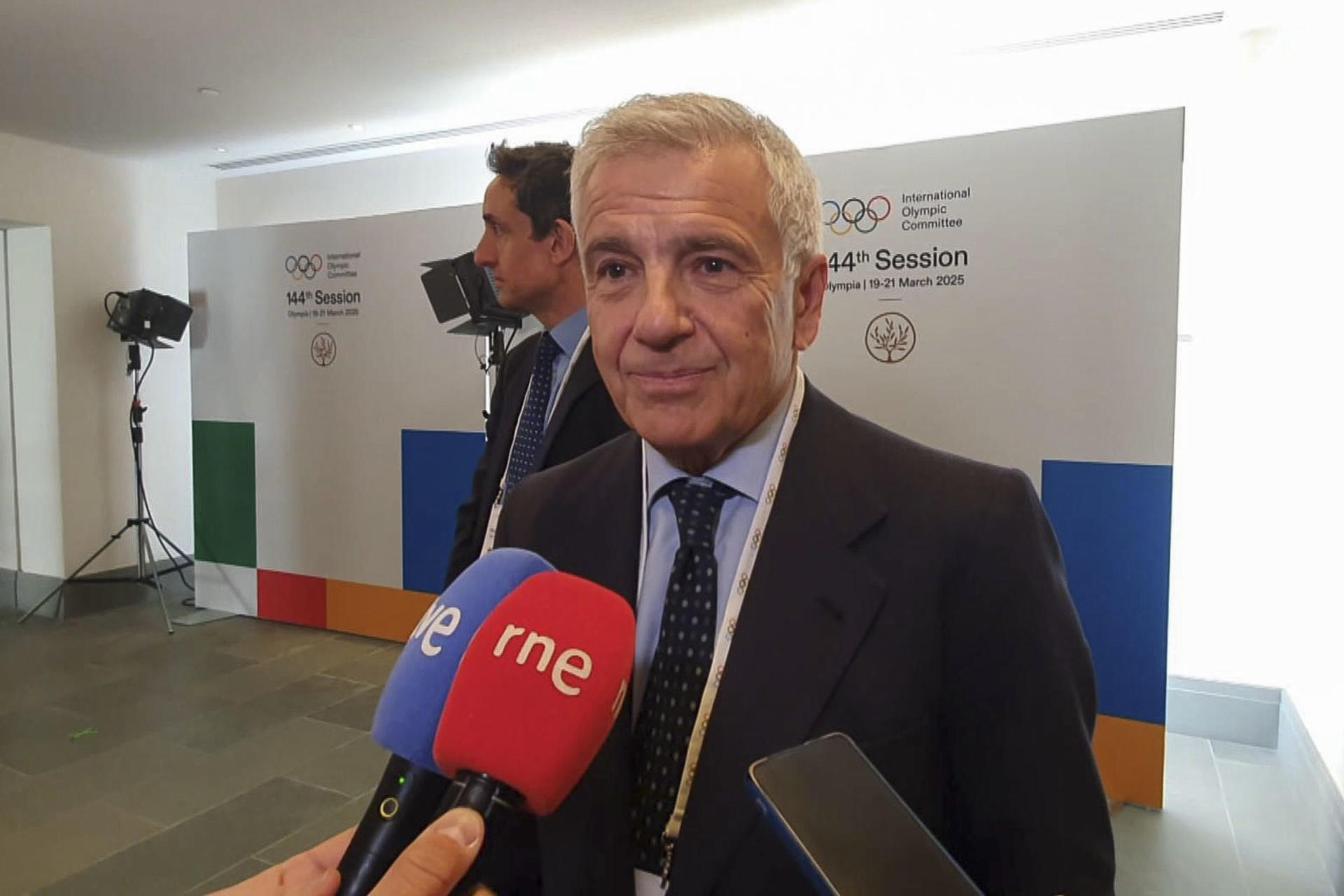 Juan Antonio Samaranch, candidato a presidente del COI en las elecciones de este jueves, realiza declaracines a la prensa en las que ha asegurado que aprovecharía "cada minuto" durante su almuerzo con el resto de miembros del COI en Costa Navarino (Grecia) para intentar cerrar sus apoyos.EFE/ EFE TV