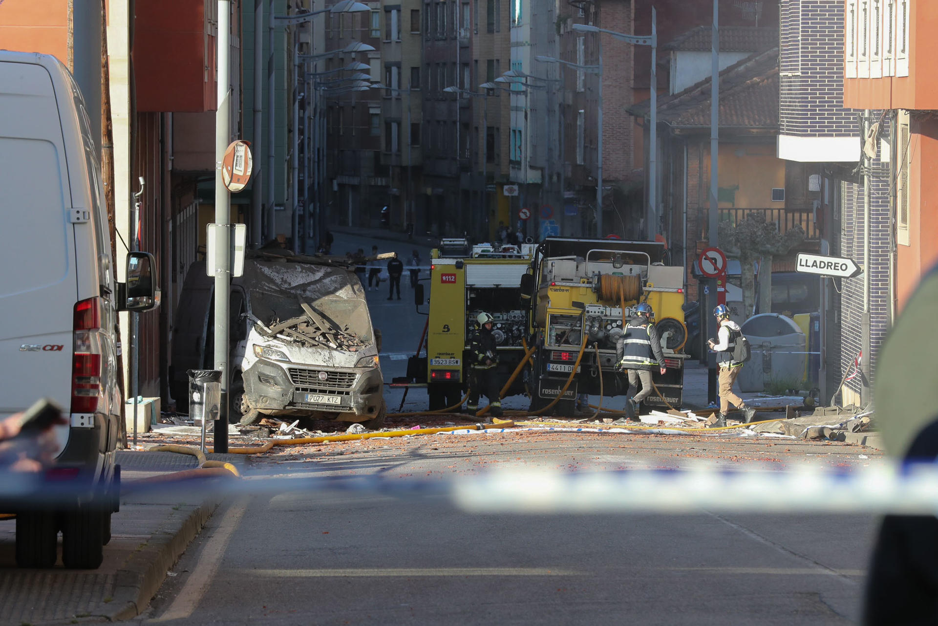 Al menos siete personas han resultado heridas al registrarse una explosión de gas en un edificio de la calle Ramón y Cajal de Mieres (Asturias) que se ha derrumbado, informa el Servicio de Emergencias del Principado (SEPA). EFE/J.L.Cereijido.
