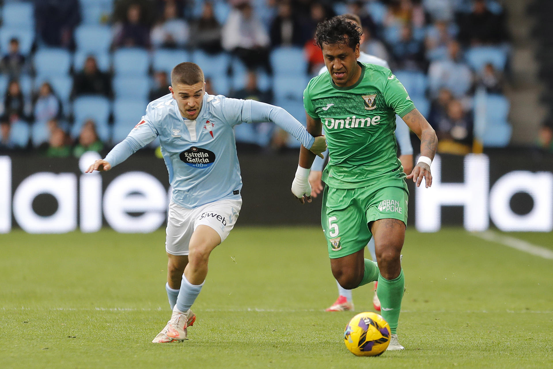 El centrocampista del Celta de Vigo Sergio Carreira y el defensa del Leganés Renato Tapia, durante el partido de la jornada 27 de LaLiga celebrado en el estadio Balaídos de Vigo. EFE/Salvador Sas