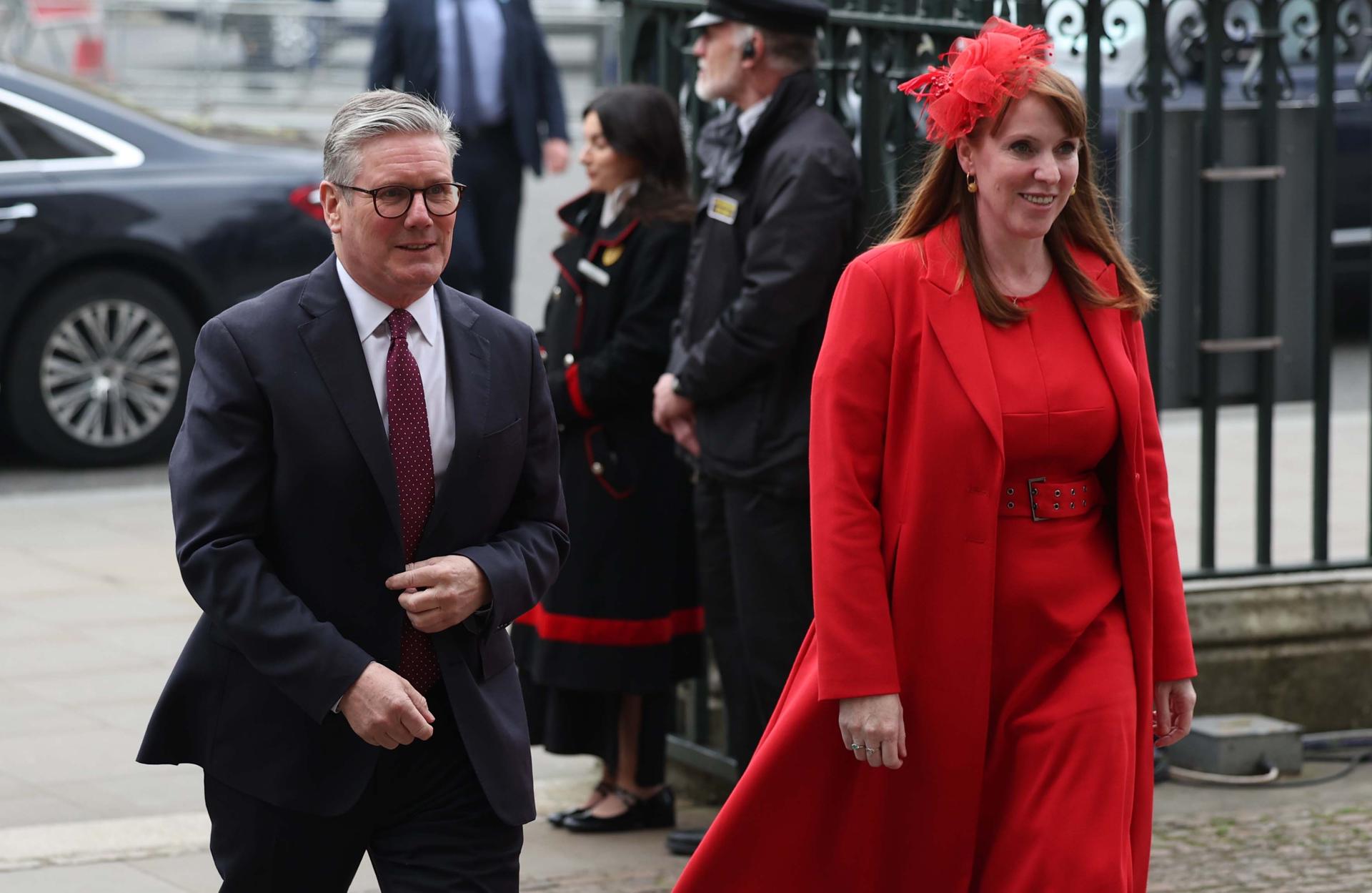 El primer ministro británico Keir Starmer (I) y la viceprimera ministra Angela Rayner (D) llegan al Servicio de la Commonwealth en la Abadía de Westminster en Londres, 10 de marzo de 2025. El Día de la Mancomunidad es una celebración anual que observan personas de toda la Mancomunidad. El tema del Día de la Mancomunidad 2025 es 'Juntos Prosperamos'. (United Kingdom, London) EFE/EPA/NEIL HALL