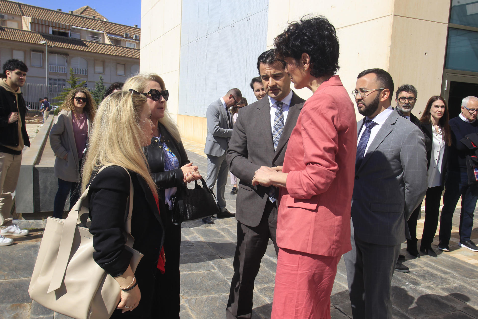 La ministra de Inclusión, Seguridad Social y Migraciones, Elma Saiz (centro), participa en la firma para la declaración conjunta de la 'Casa de Ucrania', que se situará en Torrevieja (Alicante). En la imagen Saiz junto al alcalde de Torrevieja, Eduardo Dolón (centro), conversa con residentes ucranianas momentos antes de la firma. EFE/Pep Morell