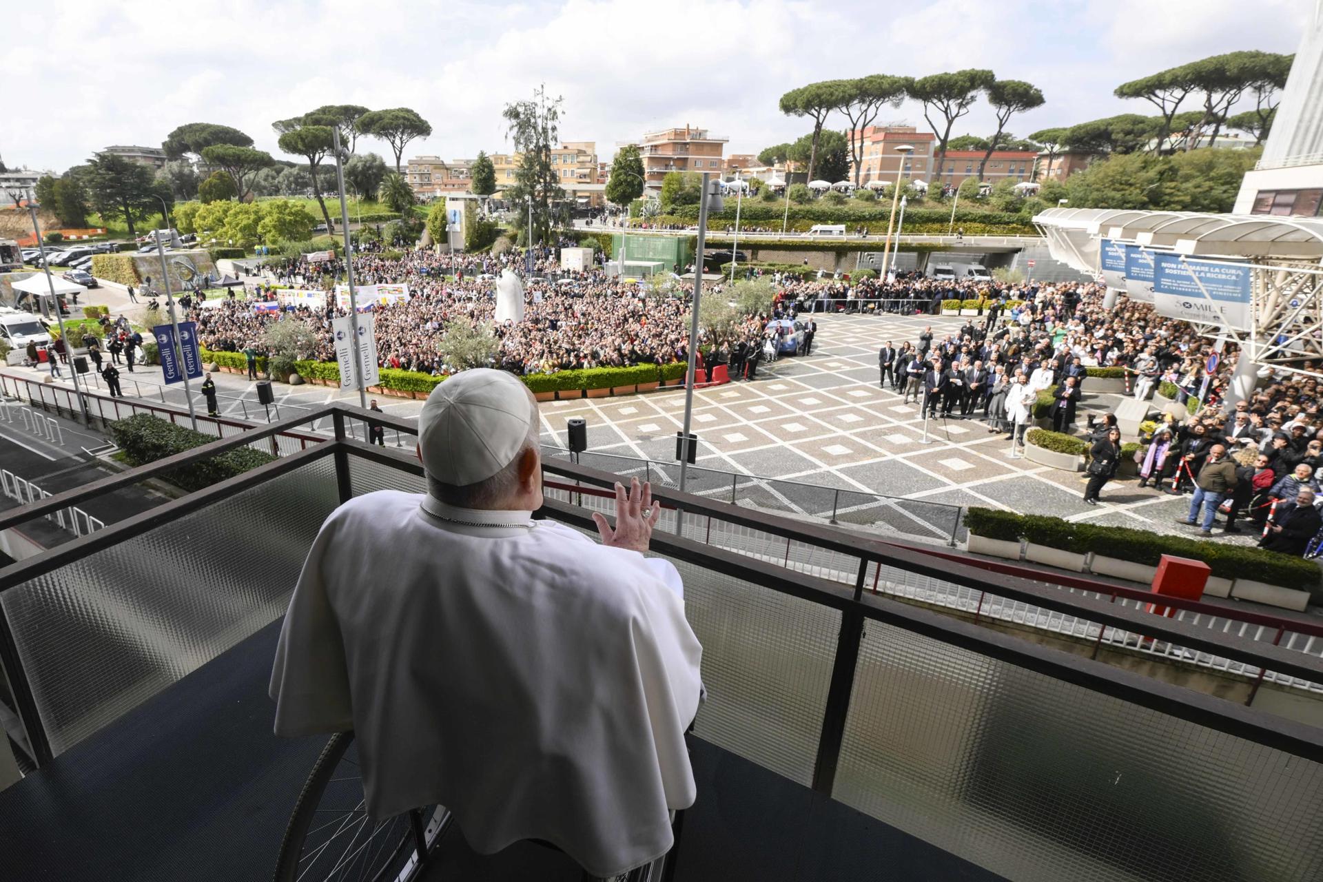 Imagen cedida por el Vaticano el 23 de marzo de 2025 del papa en el balcón del Hospital Gemelli de Roma. EFE/EPA/VATICAN MEDIA HANDOUT HANDOUT EDITORIAL USE ONLY/NO SALES