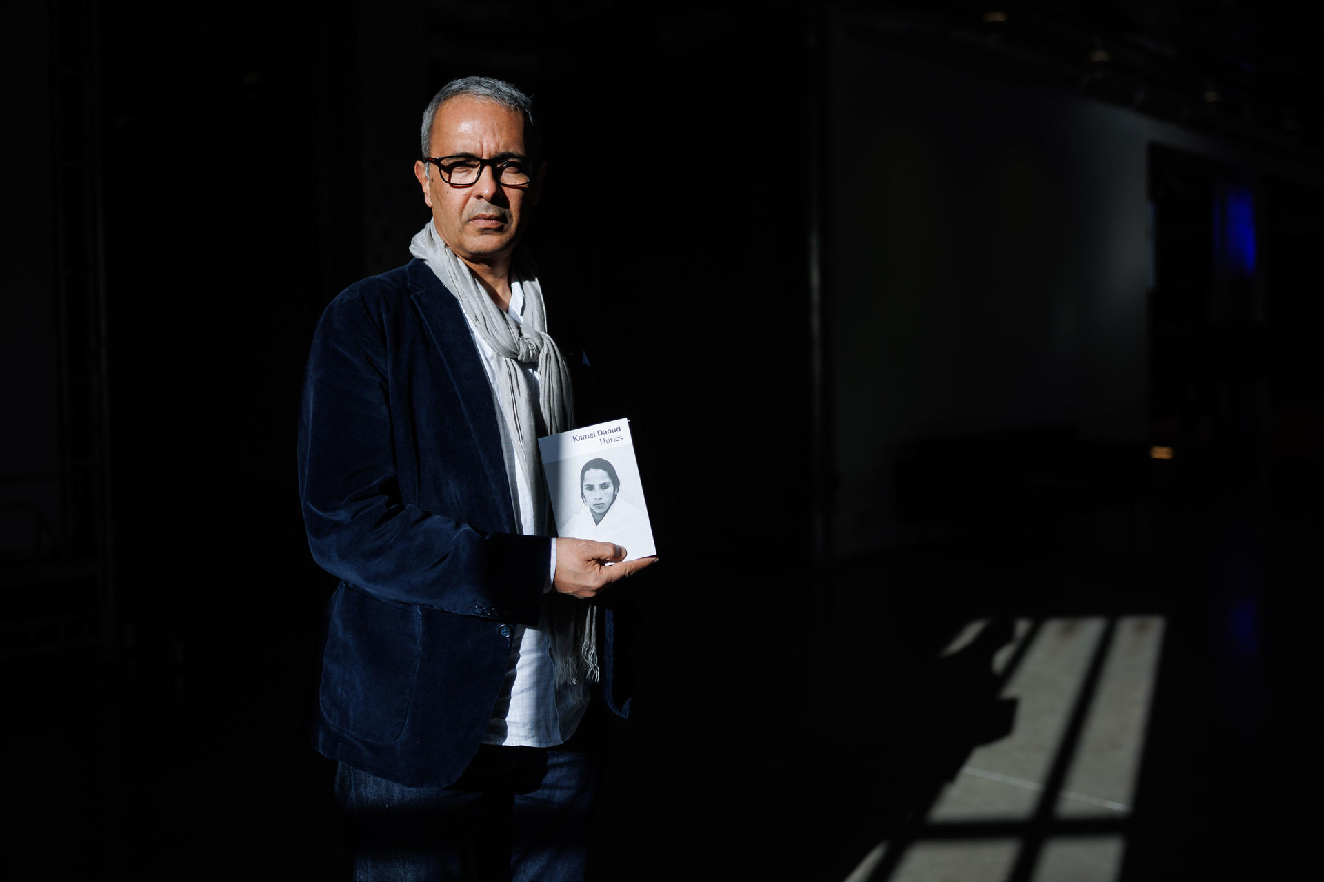 El escritor argelino Kamel Daoud, ganador del Premio Goncourt 2024, el más prestigioso de las letras francesas, durante la entrevista con EFE para hablar de 'Huríes', una novela que busca romper el silencio impuesto sobre la guerra civil de los años 90 del siglo pasado, que causó más de 200.000 muertos. EFE/ Rodrigo Jiménez