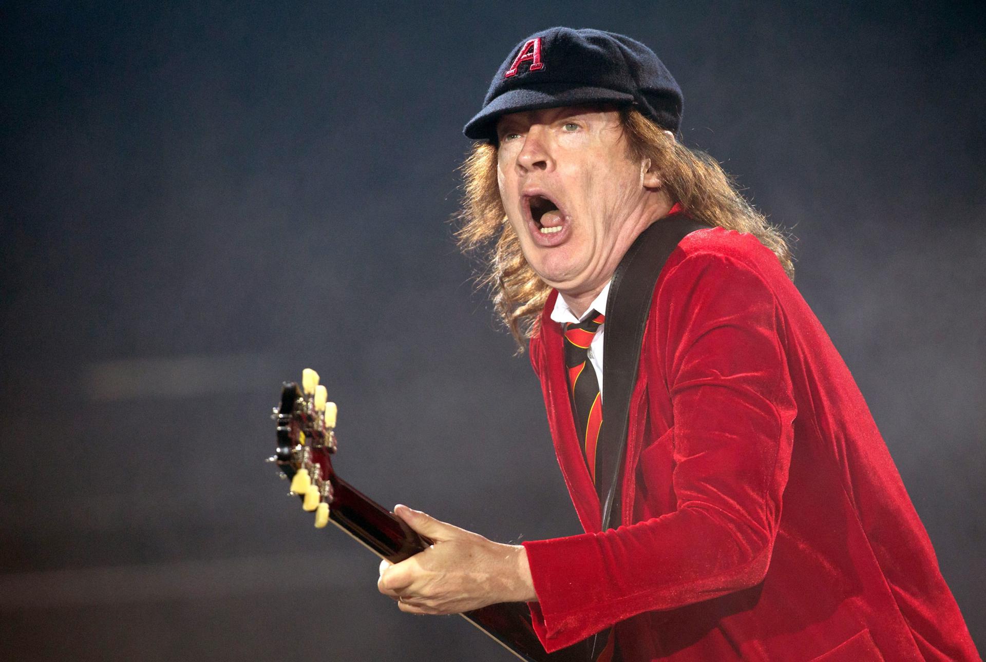 El australiano Angus Young, guitarra solita de la banda australiana de rock ACDC, cumple 70 años. EFE/EPA/FRISO GENTSCH/Archivo
