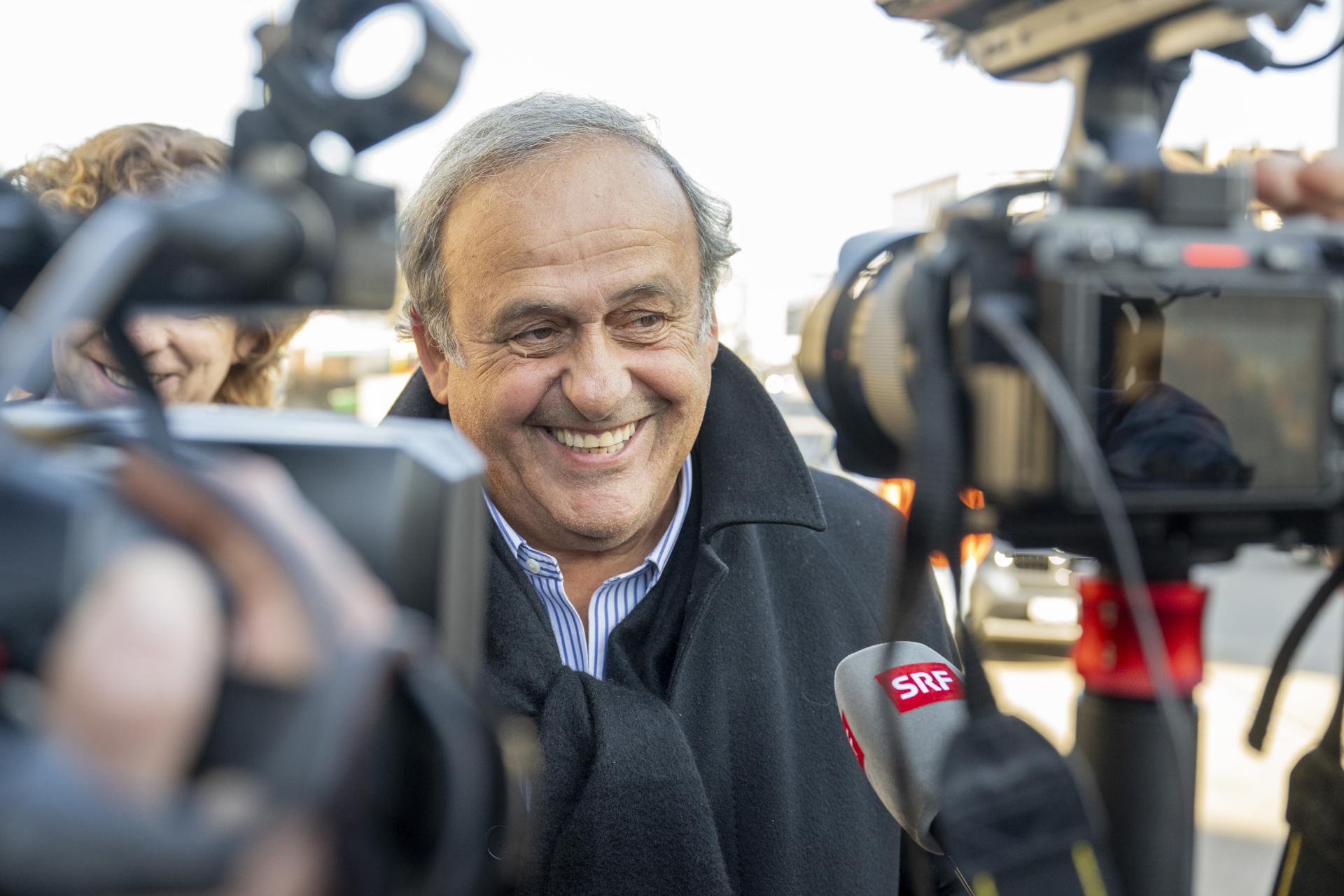 El expresidente de la UEFA Michel Platini (C) sale de la Corte de Apelaciones Extraordinaria tras prestar declaración el 3 de marzo de 2025 en Muttenz, Suiza. EFE/EPA/URS FLUEELER