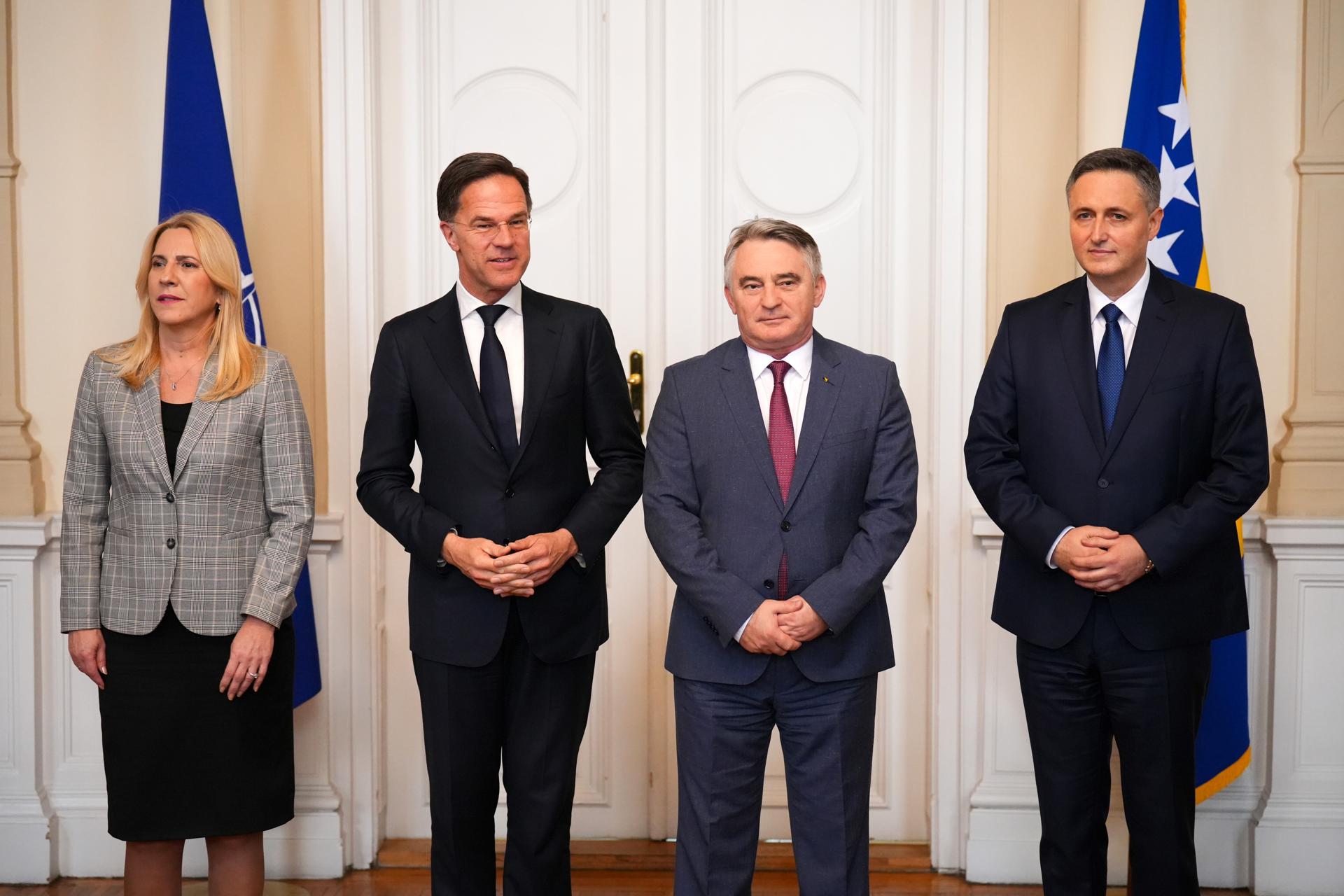Los miembros de la presidencia tripartita de Bosnia y Herzegovina, Zeljko Komsic (C-D), Denis Becirovic (D) y Zeljka Cvijanovic (I), posan para una foto con el Secretario General de la OTAN, Mark Rutte (C-I), antes de su reunión en Sarajevo, Bosnia y Herzegovina, el 10 de marzo de 2025. El secretario general de la OTAN está en una visita oficial a Bosnia y Herzegovina. Bosnia y Herzegovina EFE/EPA/NIDAL SALJIC
