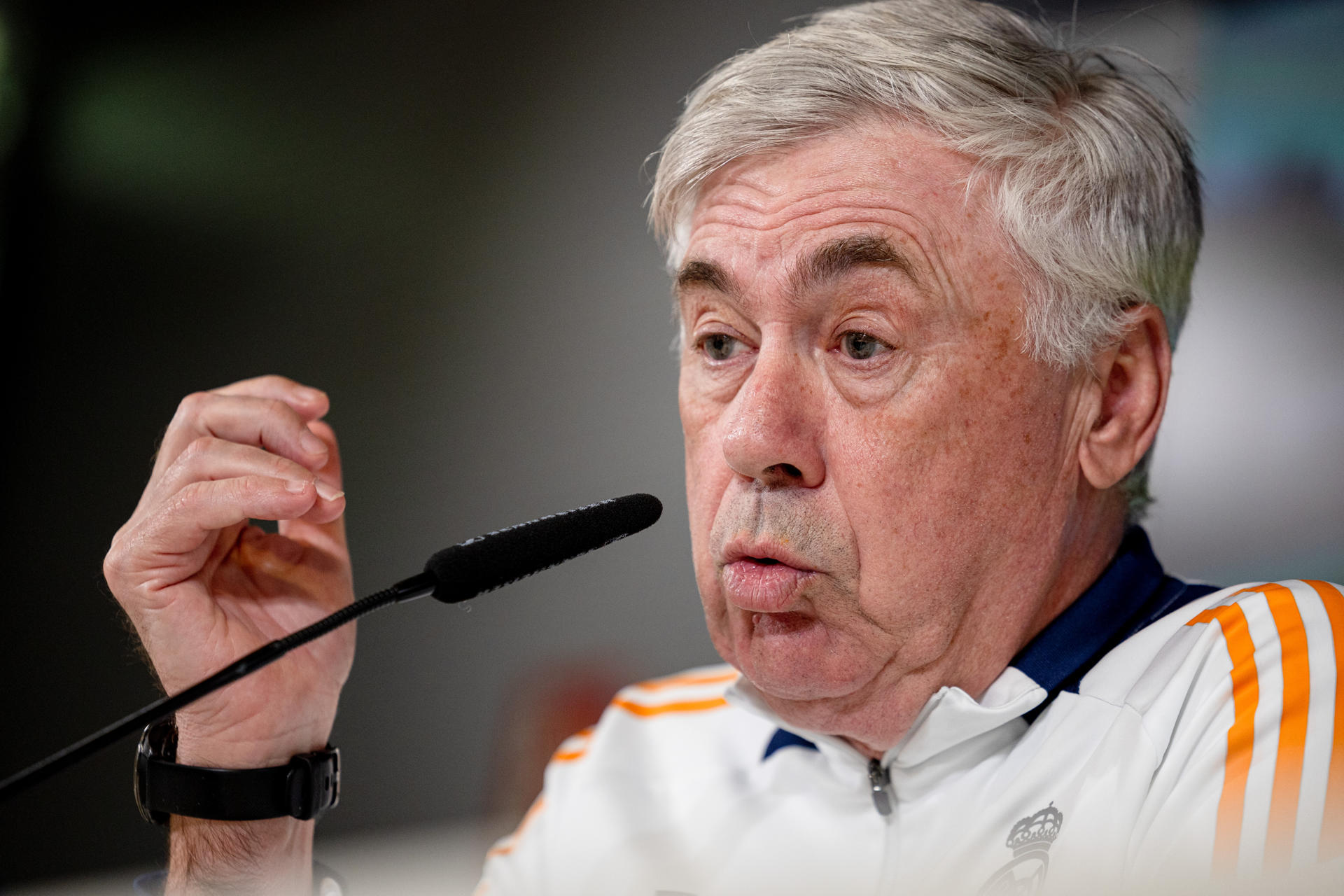 El entrenador del Real Madrid Carlo Ancelotti, durante la rueda de prensa posterior al entrenamiento de este lunes. EFE/ Daniel González