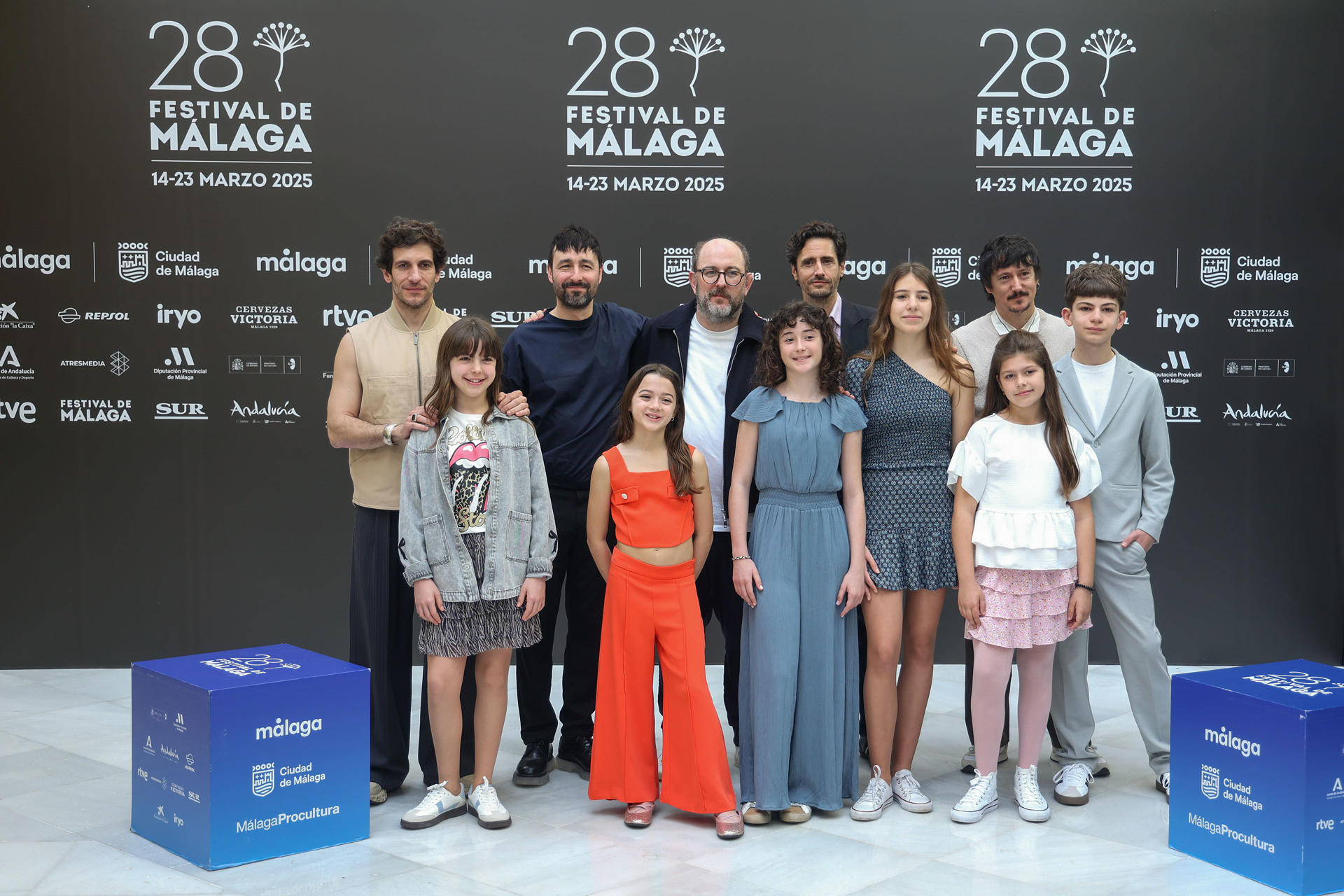 El director Borja Cobeaga (3i), junto al resto del elenco, posan en el photocall de la película 'Los aitas' que se presenta este martes durante el 28º Festival de Málaga. EFE/Daniel Pérez