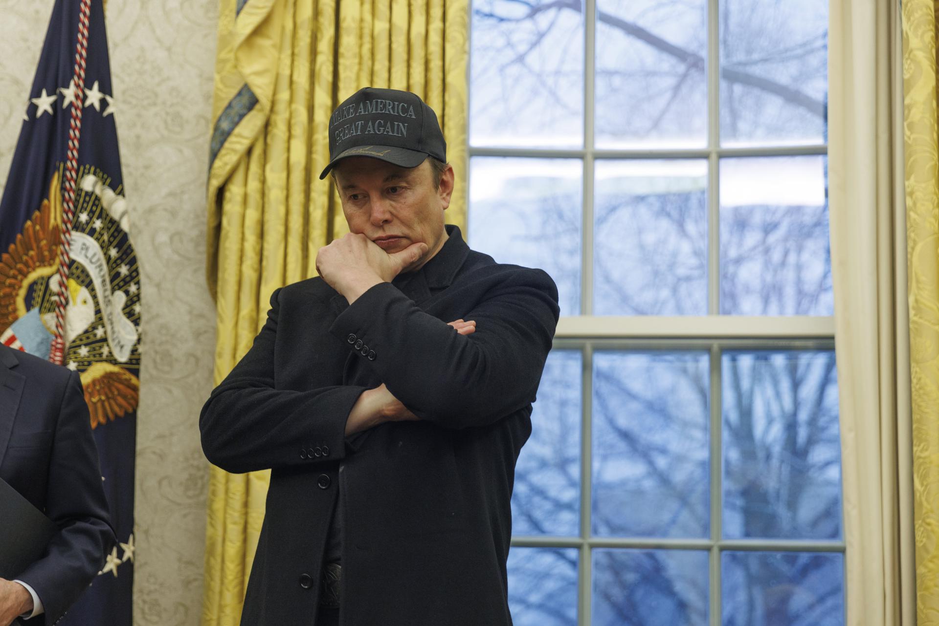 Fotografía de archivo, tomada el pasado 11 de febrero, en la que se registró al empresario y jefe del Departamento de Eficiencia Gubernamental (DOGE) de EE.UU., Elon Musk, en la Oficina Oval de la Casa Blanca, en Washington DC (EE.UU.).EFE/Aaron Schwartz/Pool