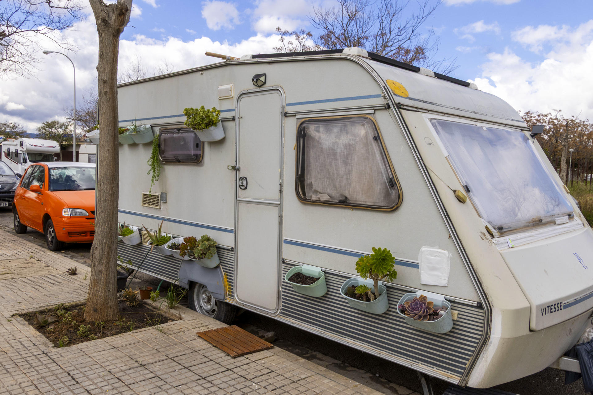Vista de una de las caravanas en la zona del polígono de Son Morro, Calvia, Mallorca este viernes. La crisis de la vivienda ha llevado a vecinos de Palma a recurrir a caravanas reunidas en asentamientos que el ayuntamiento se plantea combatir con multas, pero los residentes reclaman soluciones y luchan por eludir la amenaza. EFE/ Cati Cladera