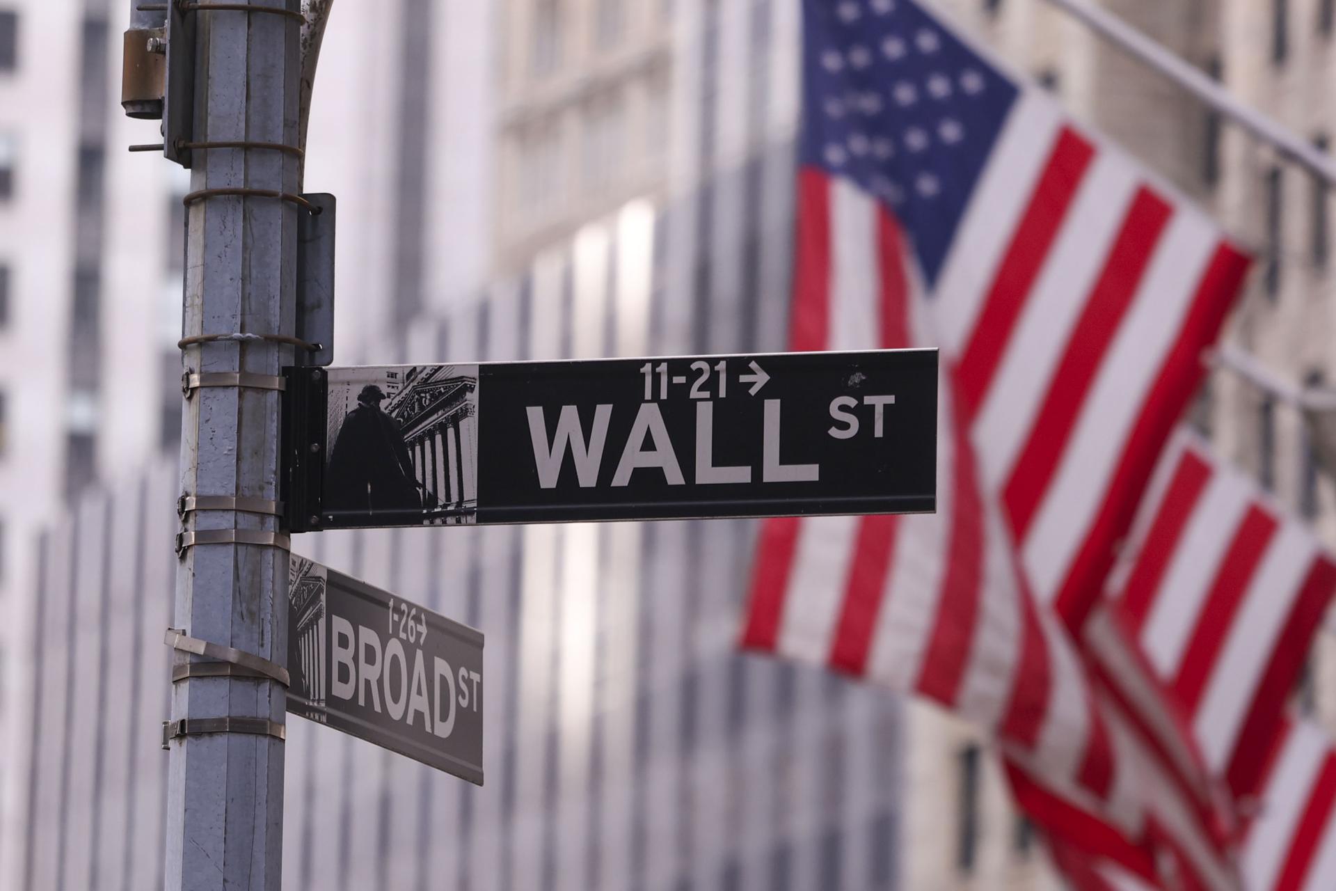 Fotografía de archivo en donde se ve un letrero de Wall Street junto a una bandera de Estados Unidos. EFE/SARAH YENESEL