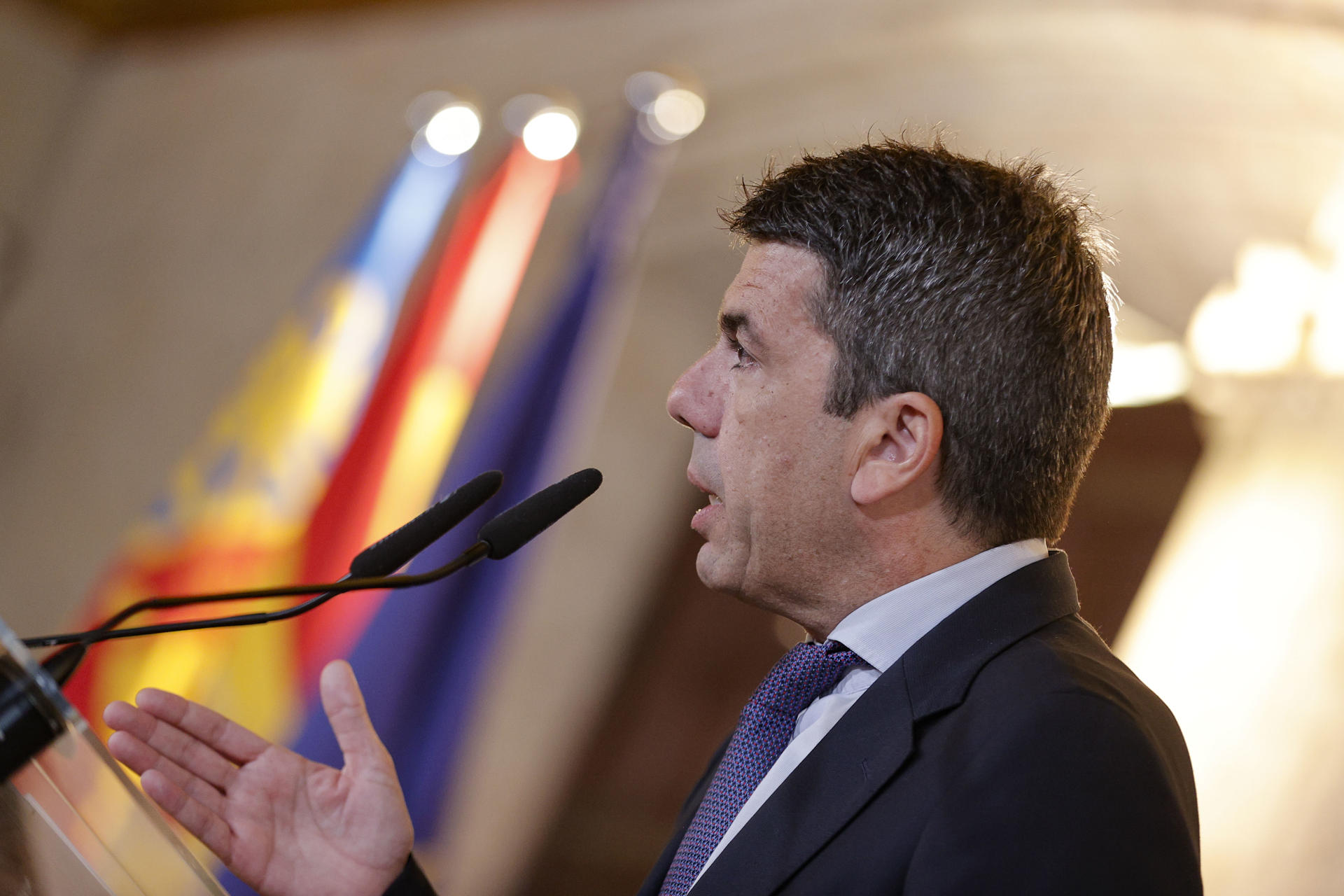 Imagen de archivo (27/03/2025) del president de la Generalitat, Carlos Mazón, en la toma de posesión del nuevo presidente del Comité Econòmic i Social (CES) de la Comunitat Valenciana, Fernando Móner.
EFE/Manuel Bruque